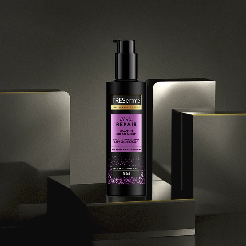 TRESemmé Biotin Repair kremasti serum brez izpiranja za brezhibno videti lase