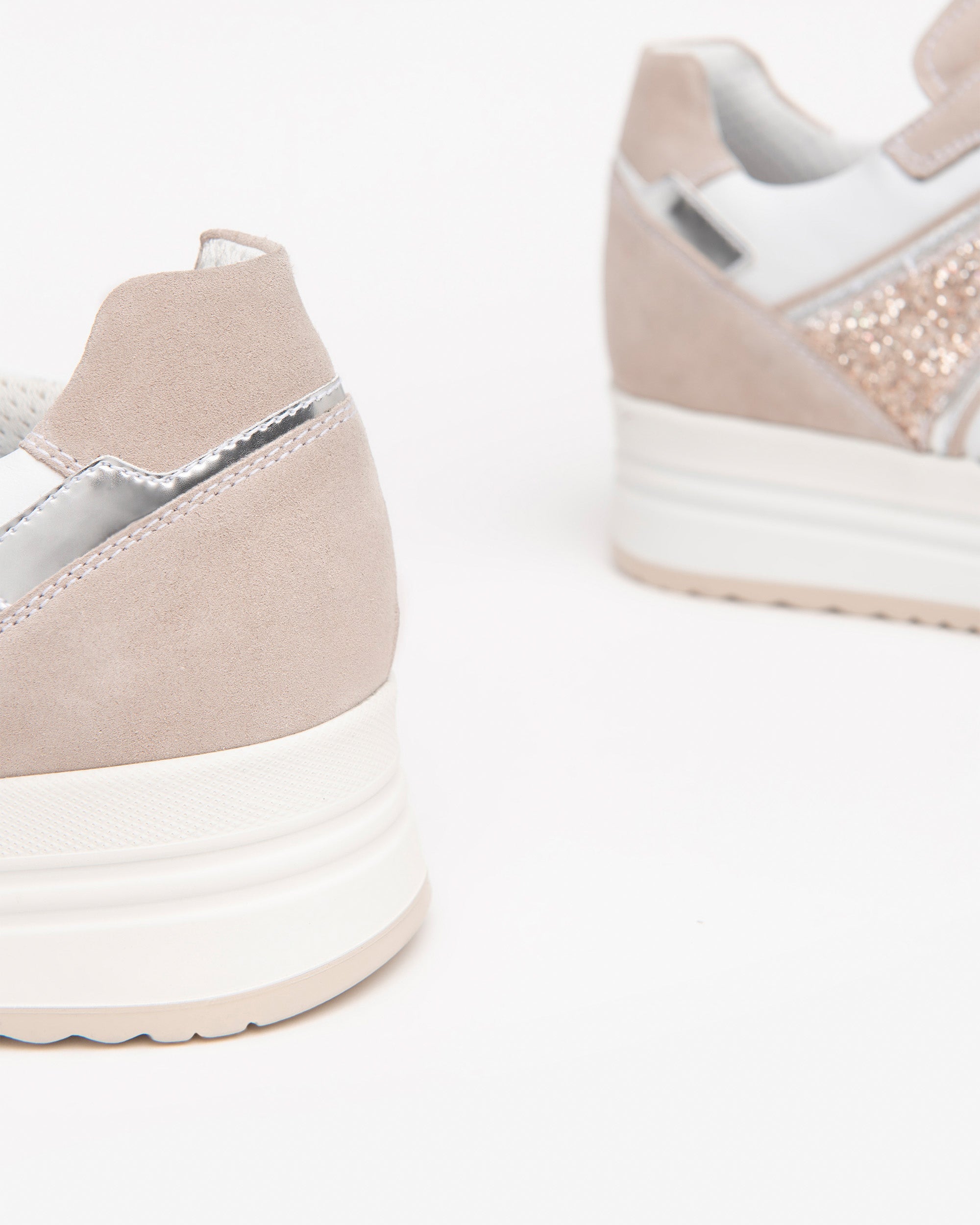  Damen-Sneaker aus Wildleder und Leder