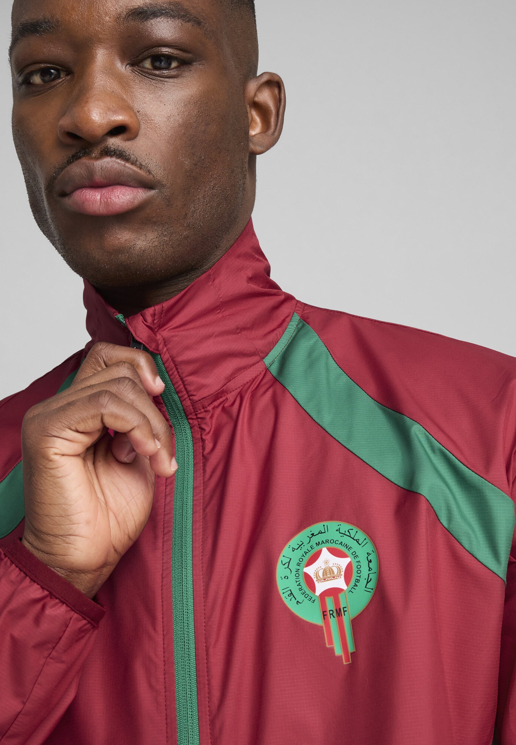 Kurtka treningowa Puma MOROCCO FRMF PREMATCH WOVEN JACKET - Intensywna czerwień, archiwalna zieleń