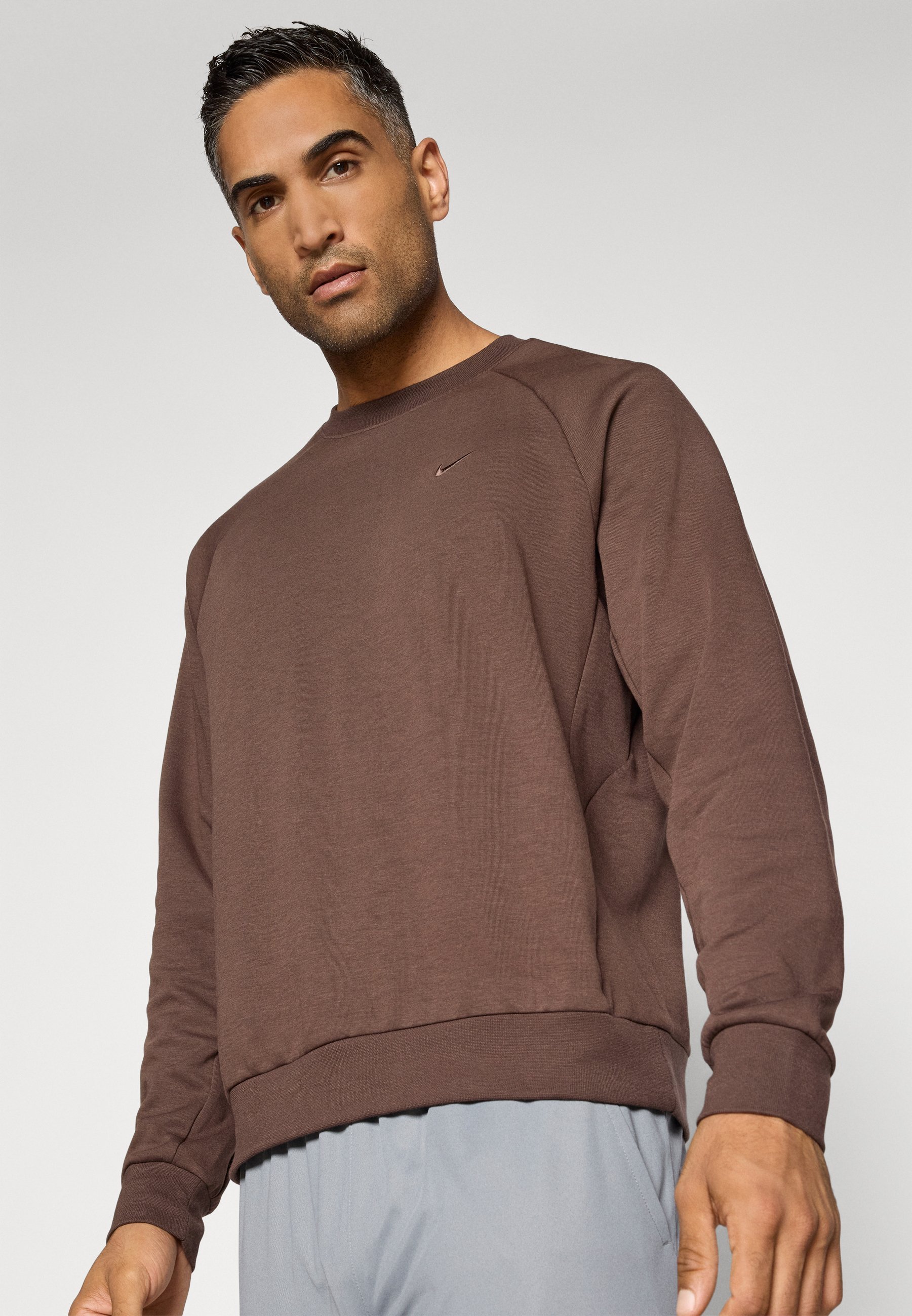 Nike Performance PRIMARY CREW - Sweatshirt - barokbruin