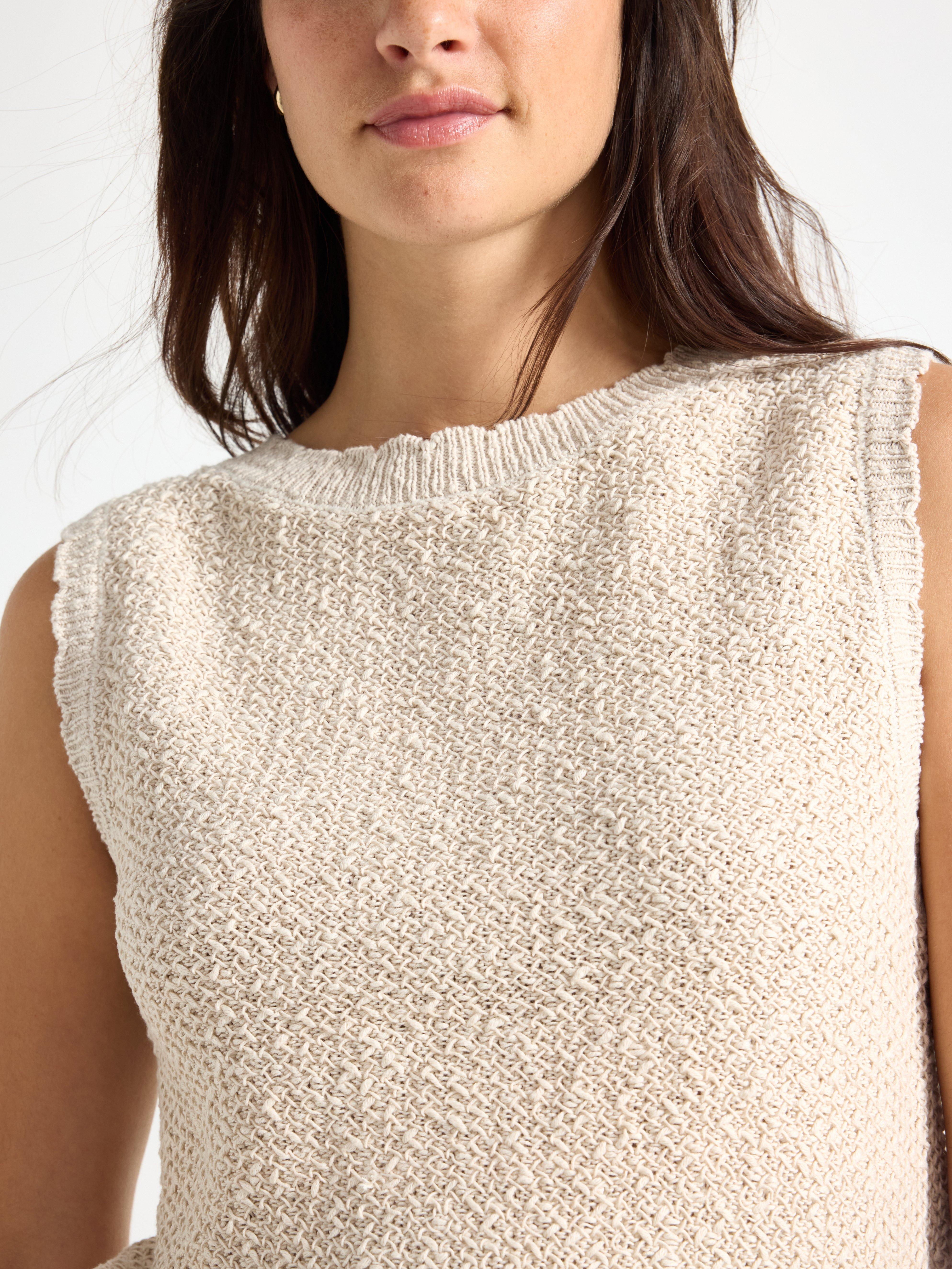 Top de punto con escote barco, color beige claro.