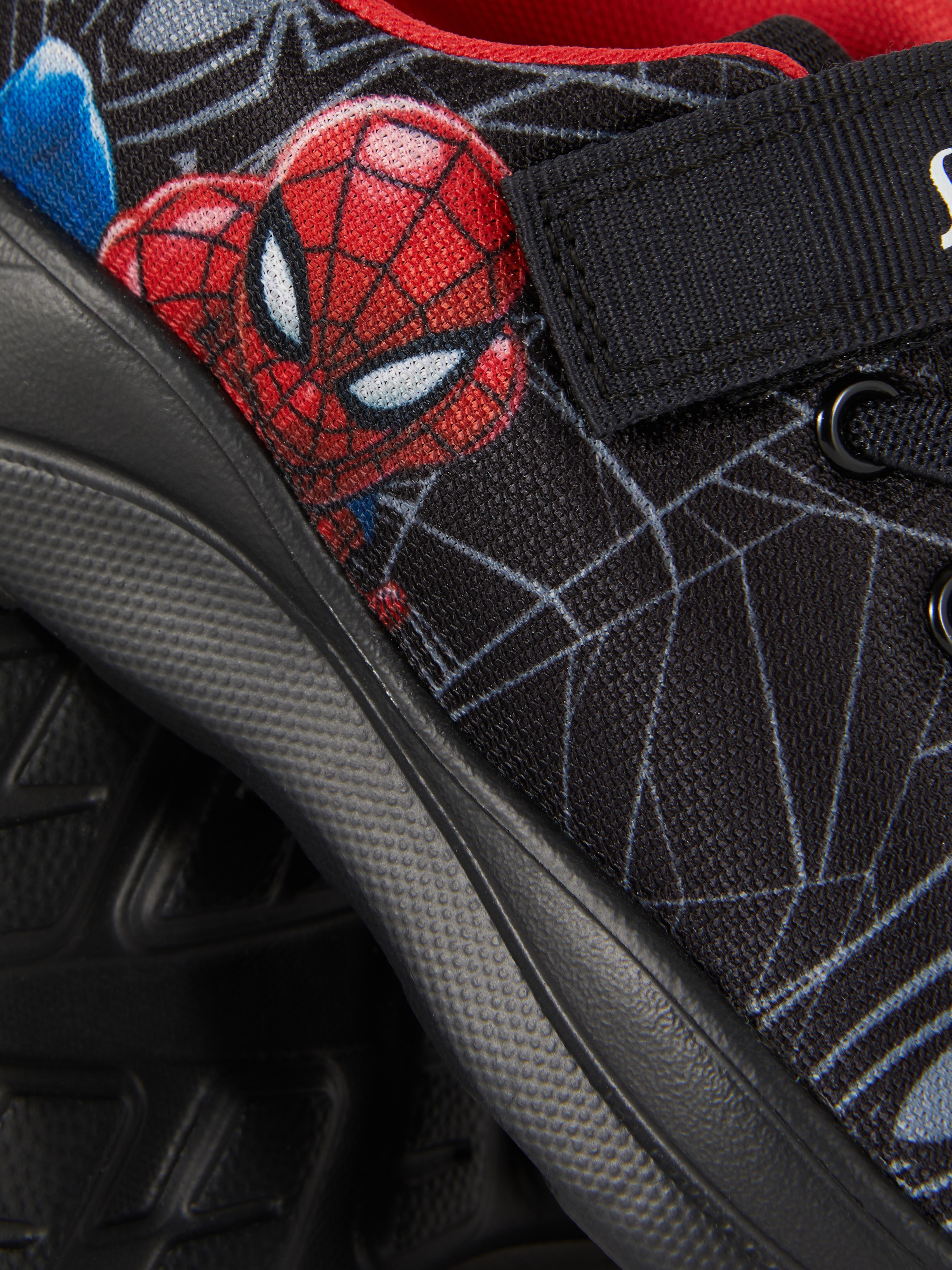 Teniși cu talpă joasă în stilul lui Spider-Man de la Marvel. Acești pantofi sport Spider-Man cu pânză de păianjen sunt incredibil de cool.
