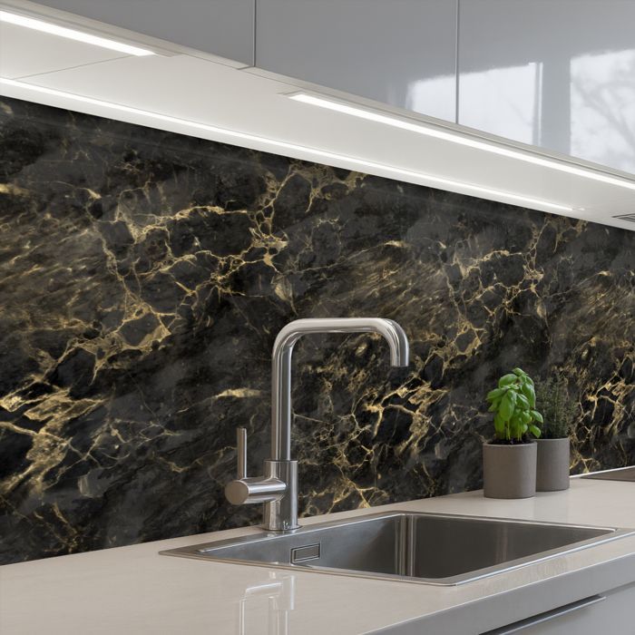 Rivestimento paraschizzi per cucina KitchenYeah, motivo marmo nero e oro.