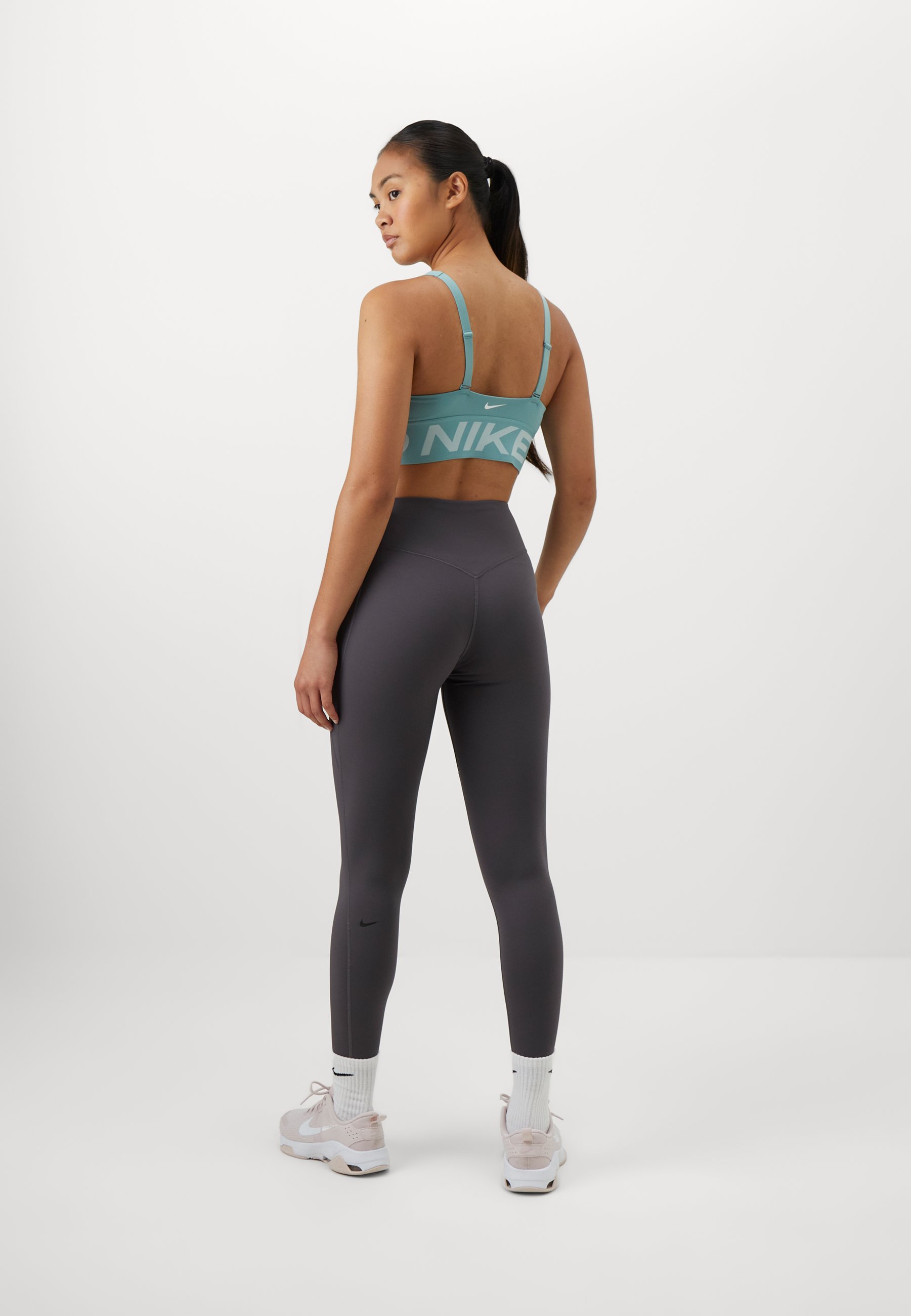 Nike Performance UNIVERSA SEAMLESS FRONT - Pajkice - thunder grey thunder grey dark shadow