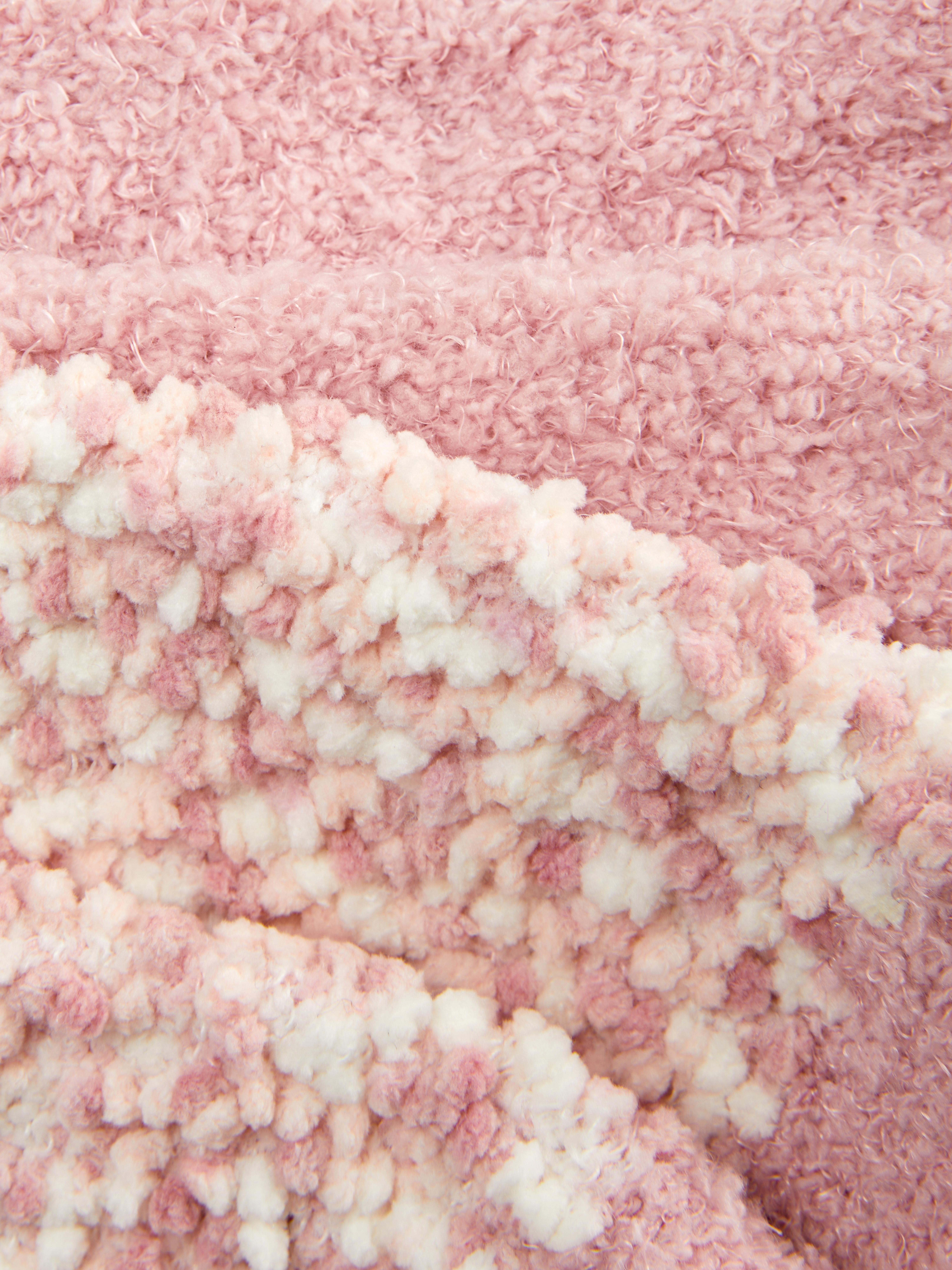 Warme, gemusterte Socken, 2 Paar. Diese flauschigen Socken reichen bis zur Mitte der Wade und sind perfekt zum Entspannen zu Hause.