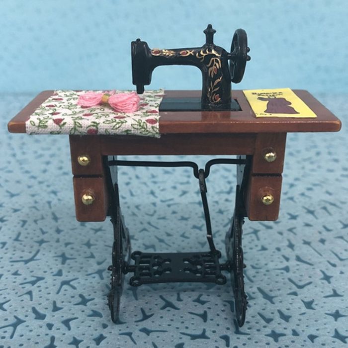 Máquina de coser miniatura vintage, accesorio para habitación, mueble para casa de muñecas a escala 1:12