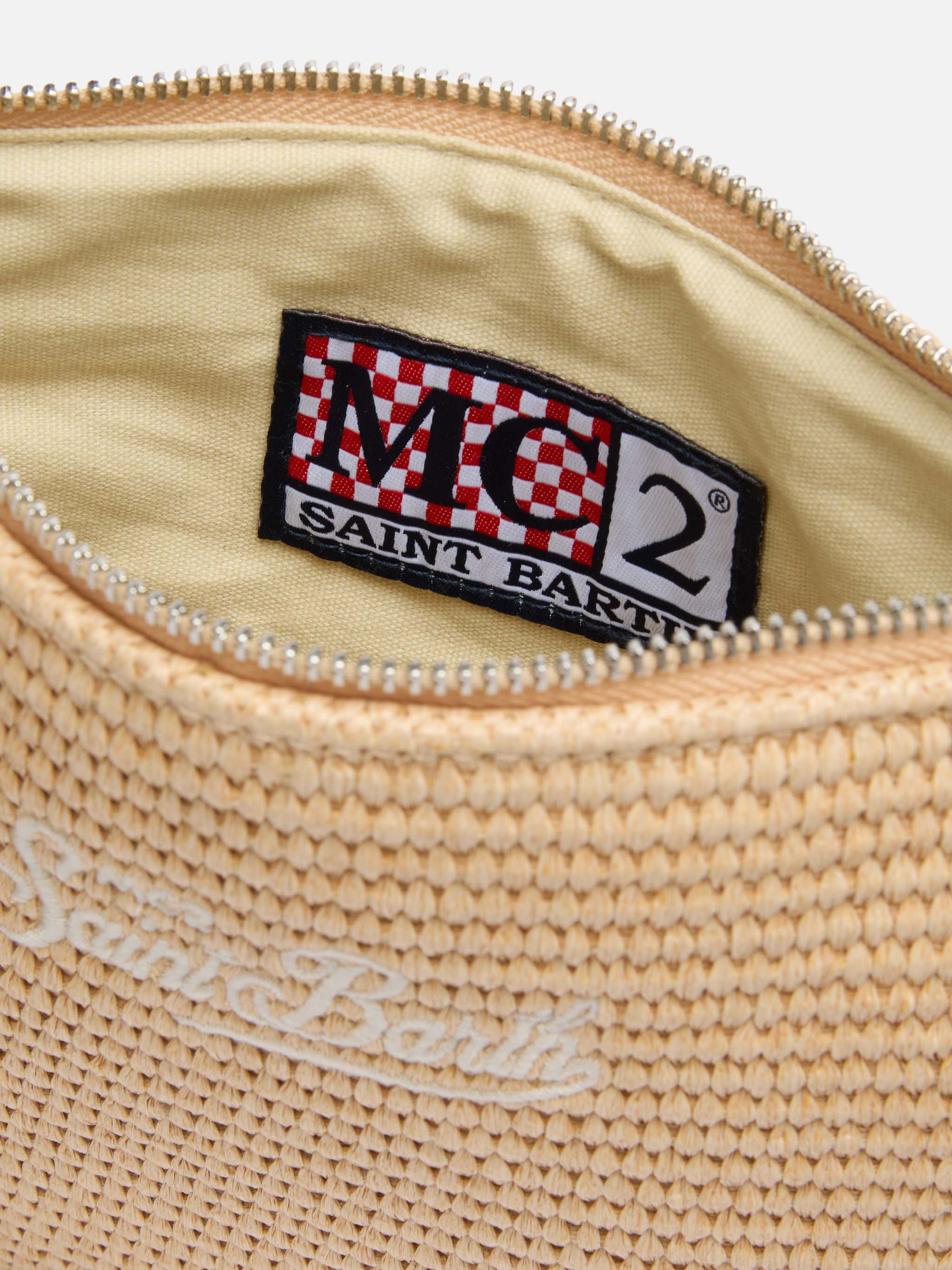 Parijse clutch met stro-effect en geborduurd logo.