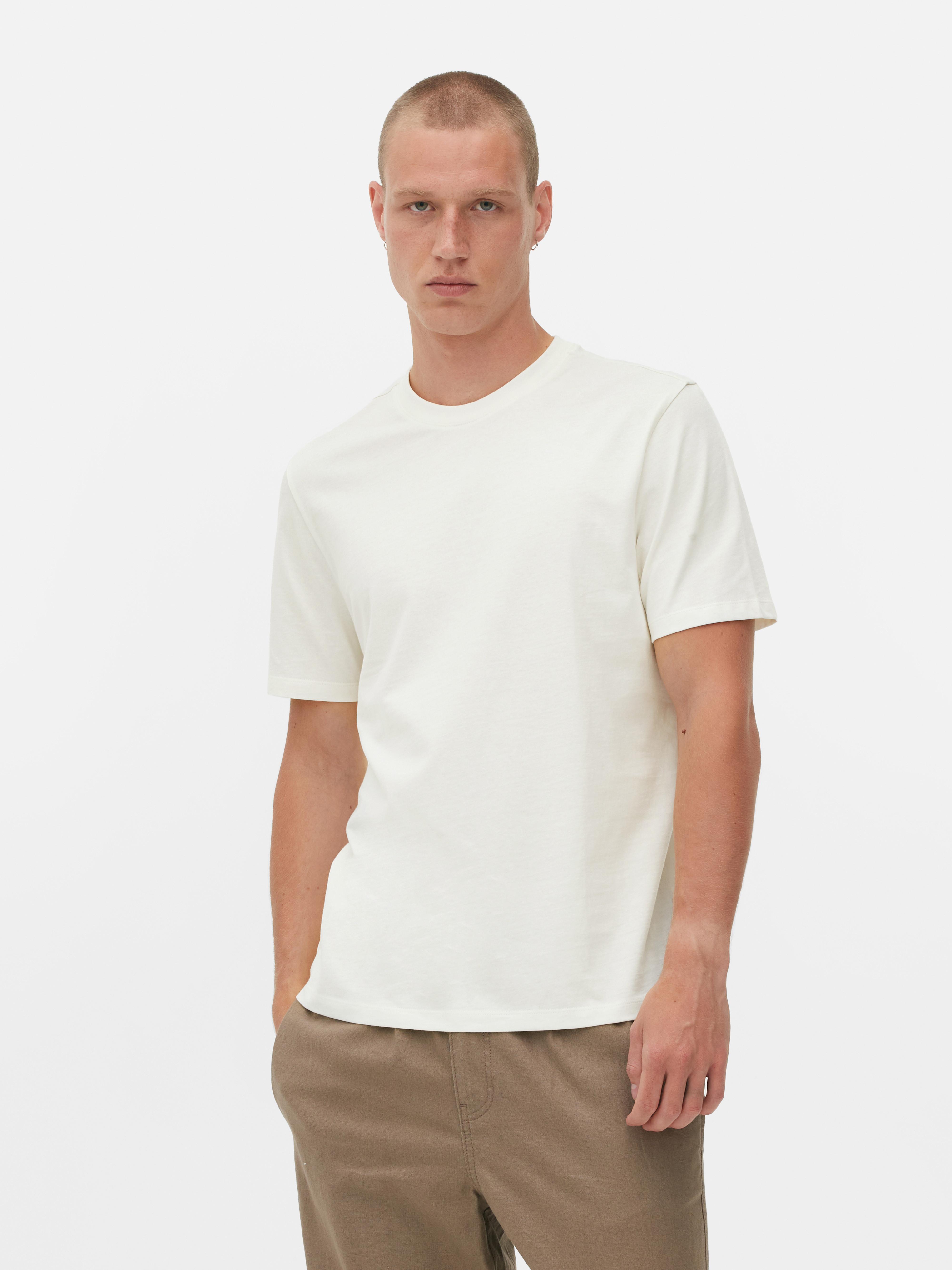Rundhals-T-Shirt in normaler Passform. Das Jersey-T-Shirt: ein unverzichtbares Kleidungsstück in jedem Kleiderschrank.