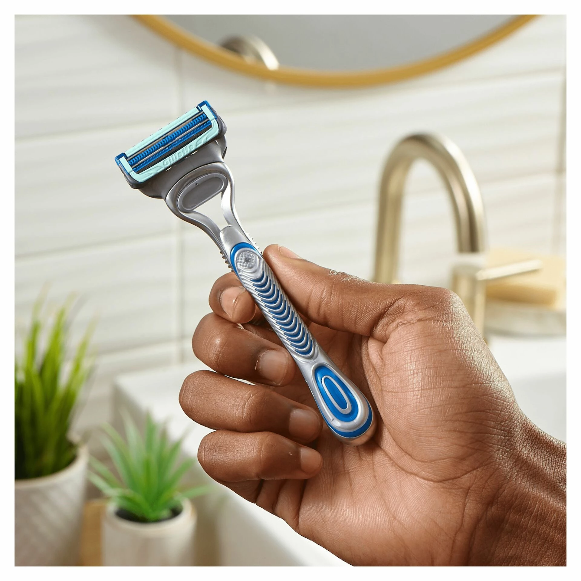 Aparat de ras Skinguard Sensitive cu aloe - Gillette
