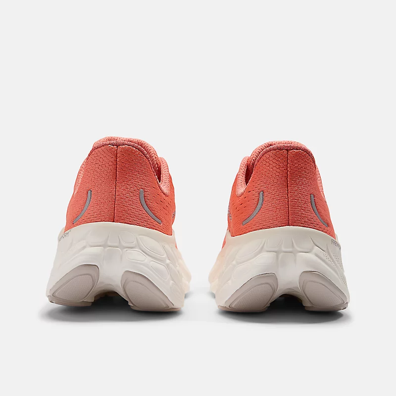 Fresh Foam X More v4 für Damen – Golfrot mit Meersalz und Silbermetallic