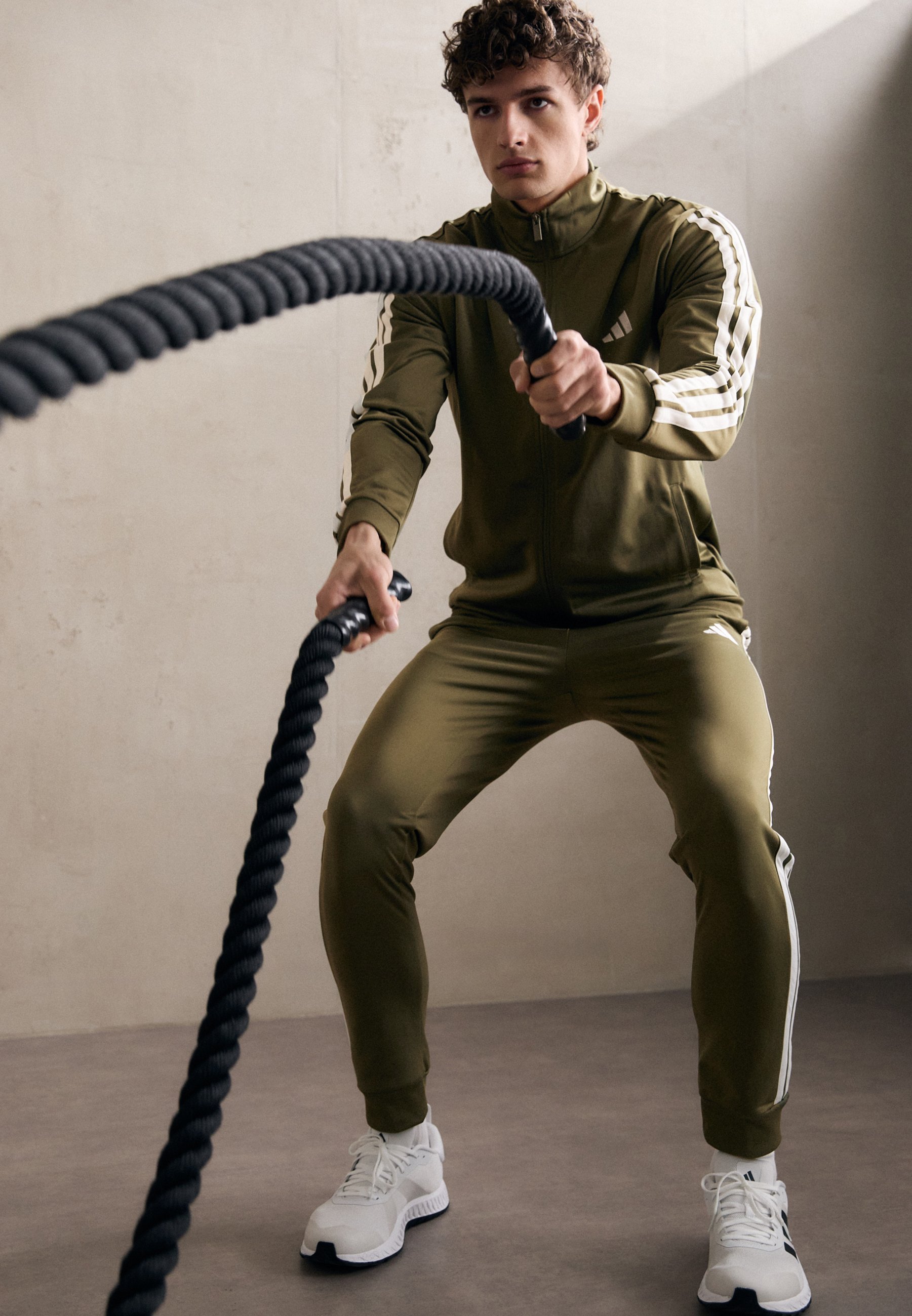 Ensemble adidas Sportswear - Survêtement - vert olive/blanc
