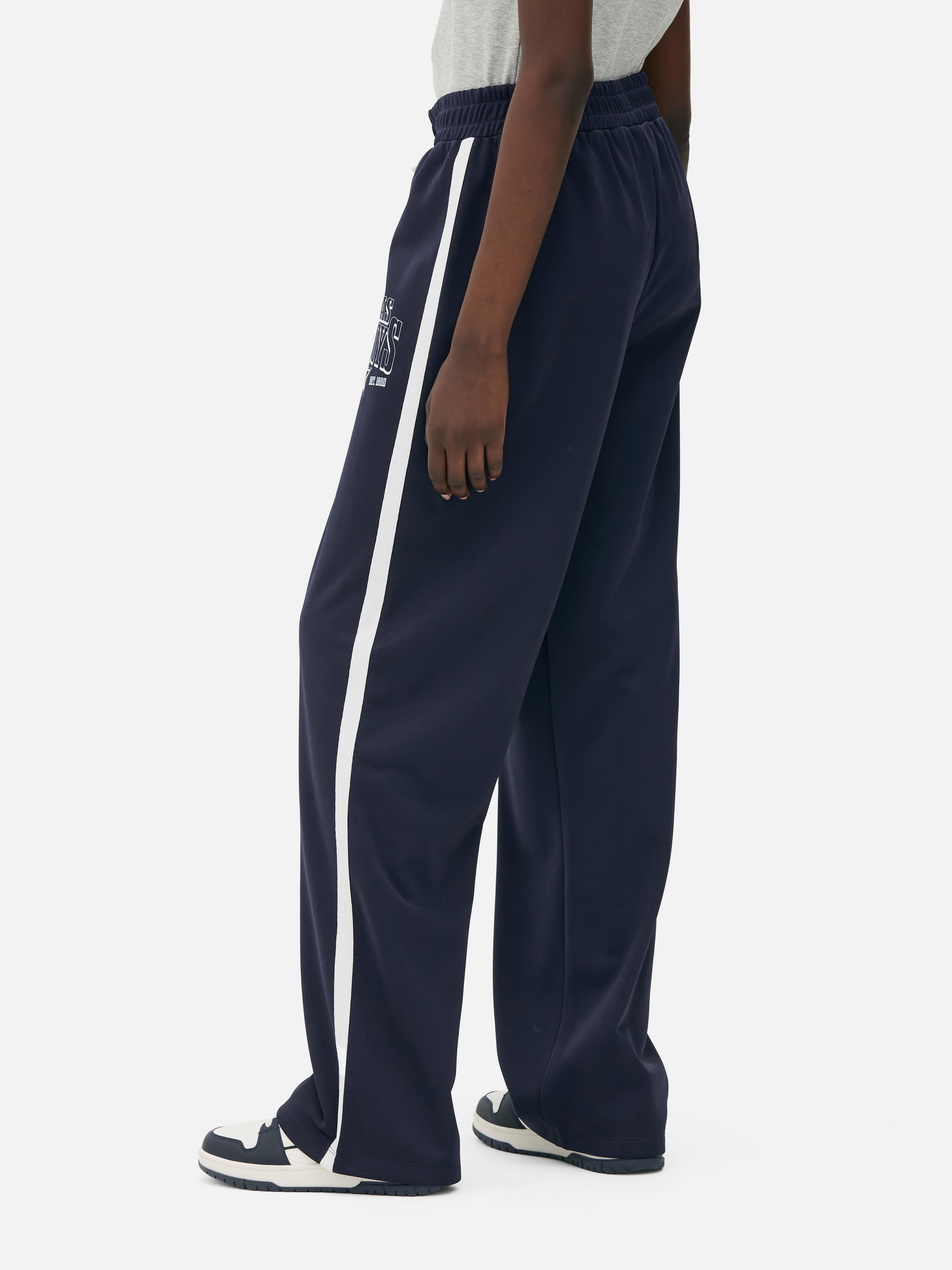 Pantaloni de jogging NFL Dallas Cowboys cu croială largă Un pantalon de jogging Dallas Cowboys cu croială largă și talie elastică lată