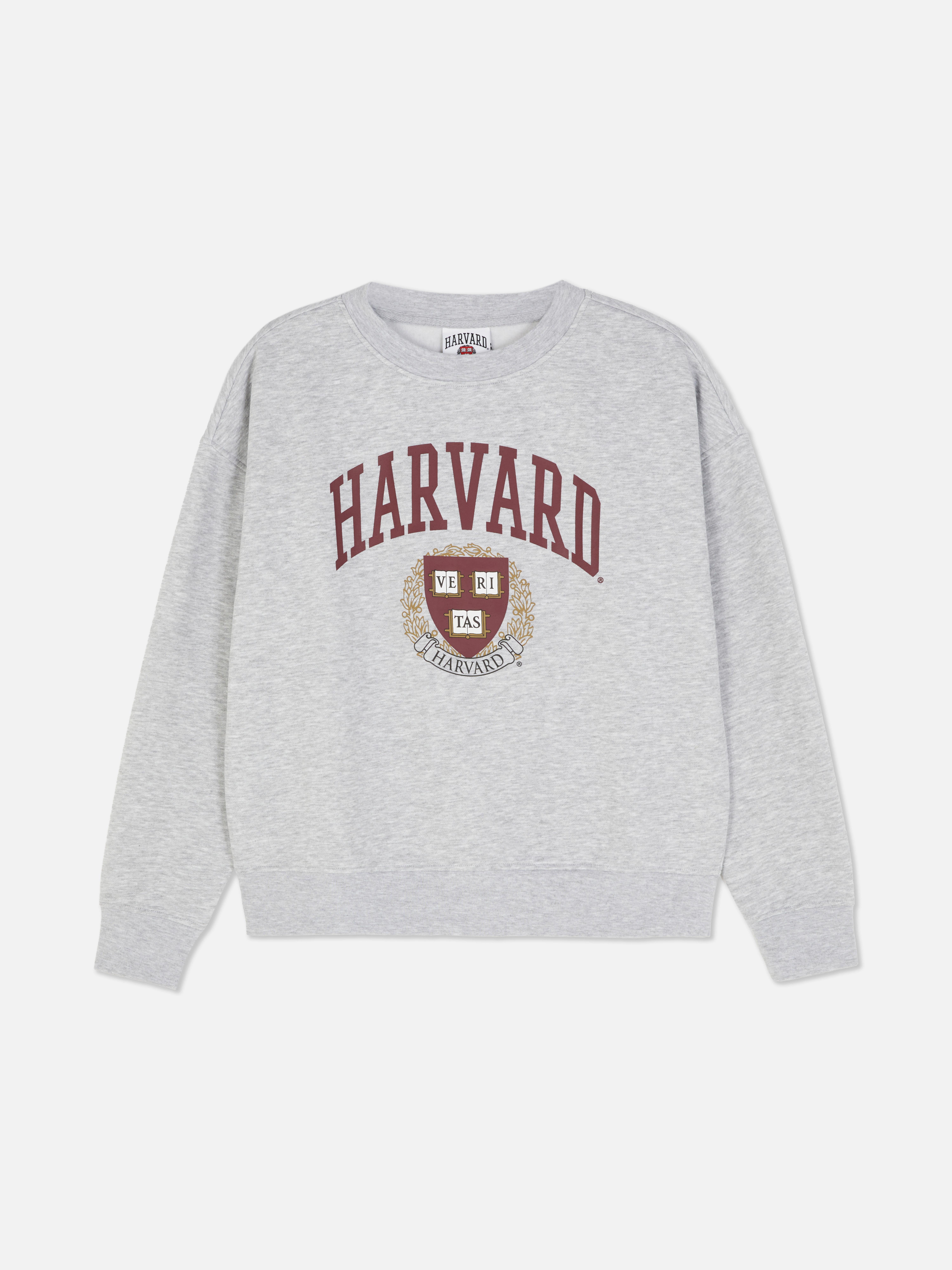 Harvard mintás pulóver. Leengedett vállal, bordázott mandzsettával és Harvard mintával ellátott pulóver.