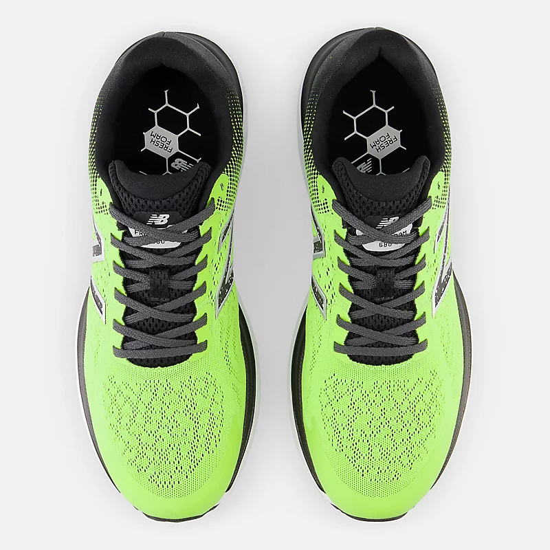 Fresh Foam 680V7 voor heren - 30 watt met een zwart-zilveren metallic afwerking.