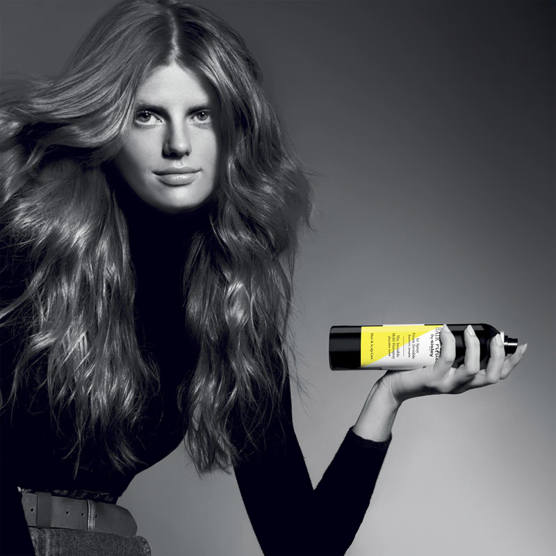 Hair Rituel by Sisley: Spray de fixação invisível para uma fixação natural.
