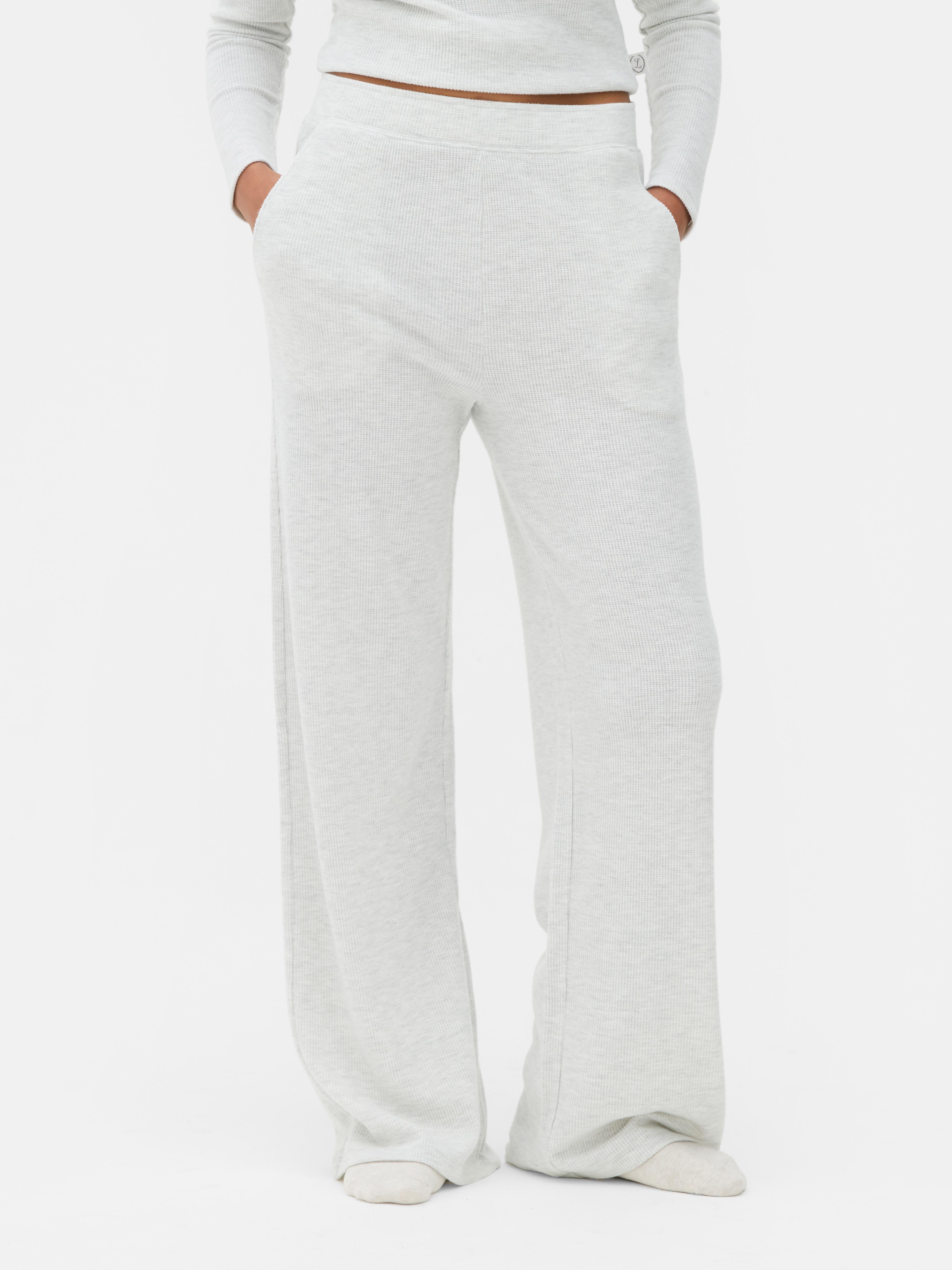 Pyjamahosen mit Waffelstruktur und weitem Bein. Für einen schicken und zeitlosen Loungewear-Look sorgen diese Pyjamahosen mit Waffelmuster.