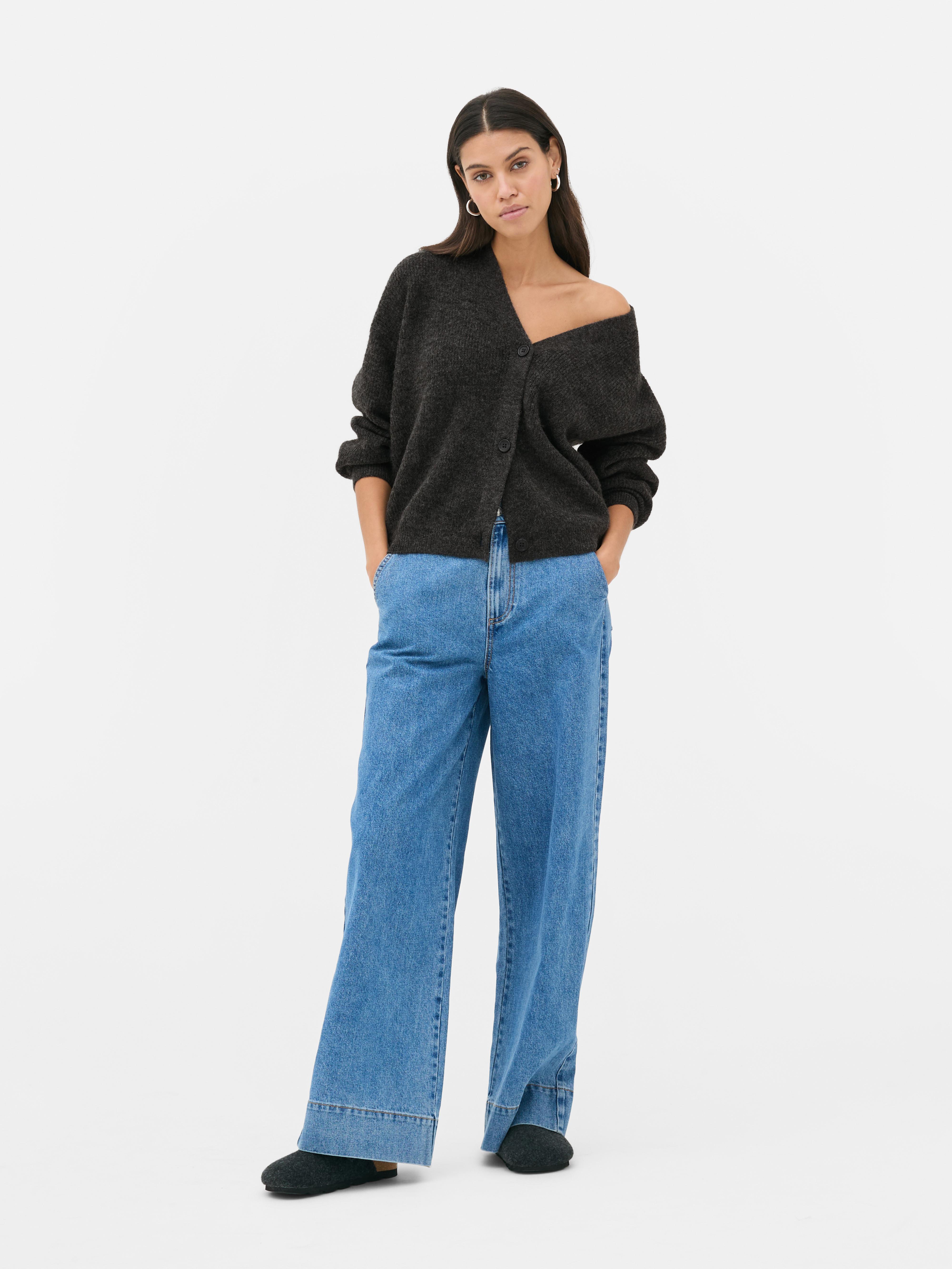 Cardigan con scollo a V e vestibilità comoda. Questo cardigan con bottoni, vestibilità comoda e spalle scese è un classico elegante.