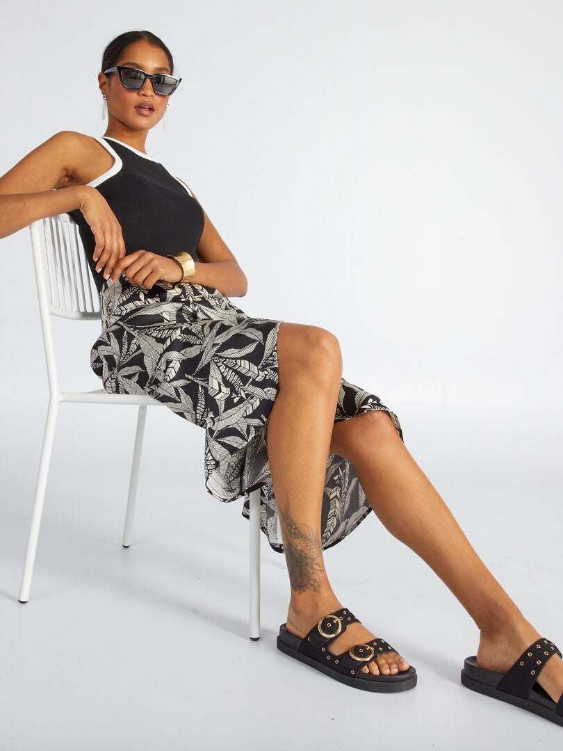 Saia midi com corte envelope - PRETA