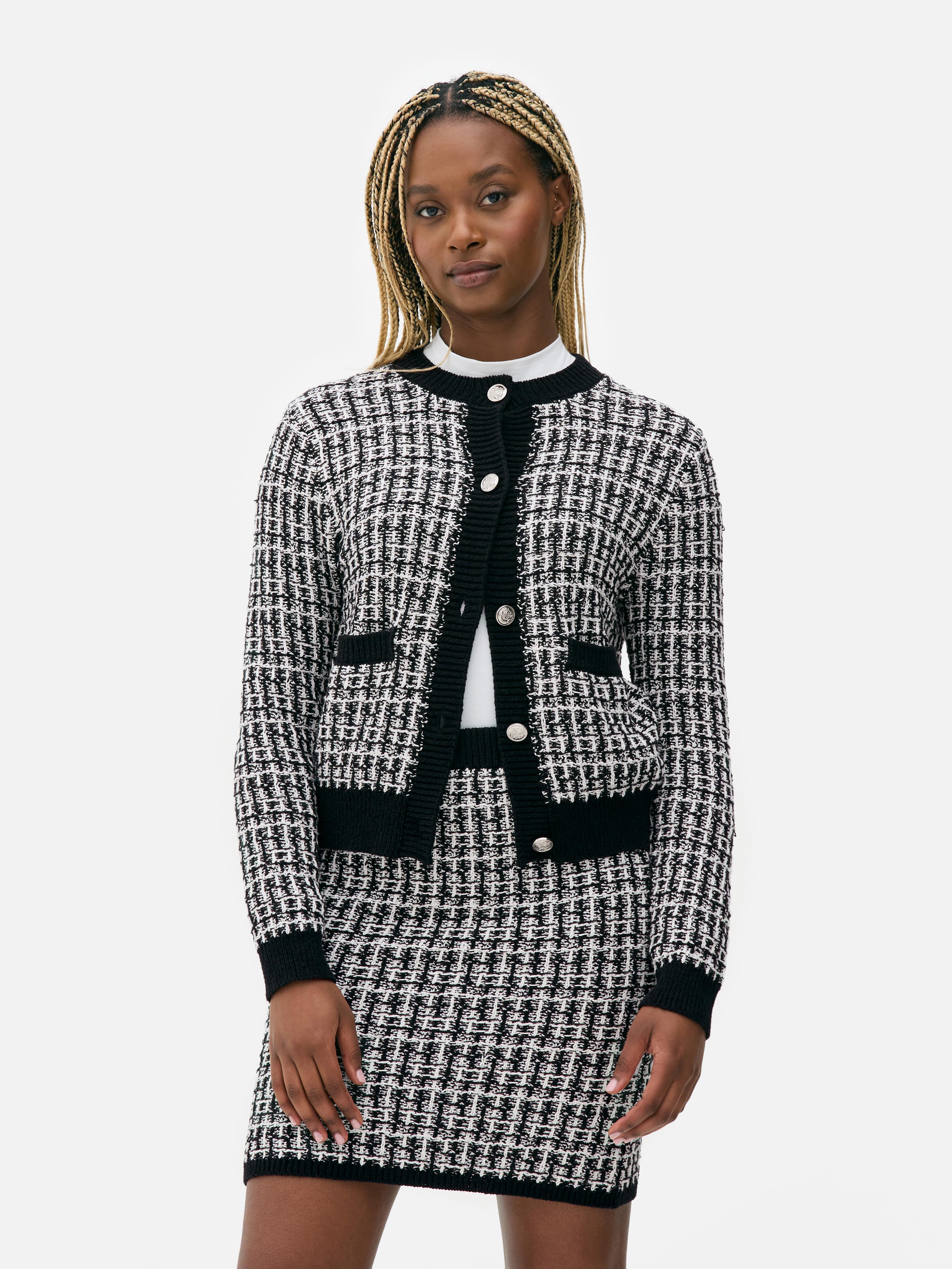 Tweed-Strickjacke mit Knöpfen. Eine Tweed-Strickjacke mit Knopfleiste, gerippten Bündchen und Taschen.