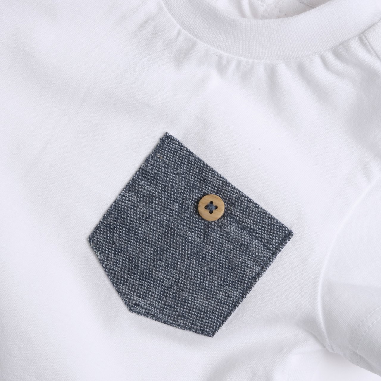 Camiseta blanca con bolsillo en contraste