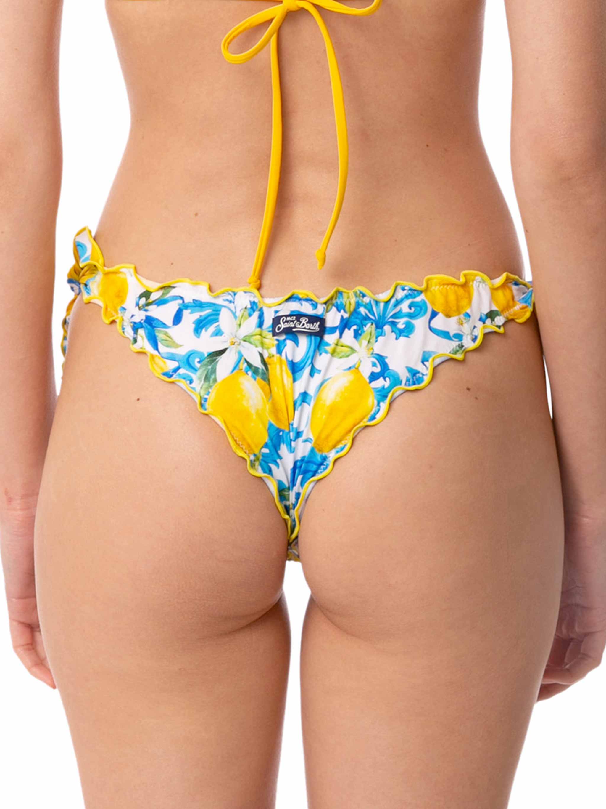 Braguita de baño de corte alto para mujer con volantes y estampado.
