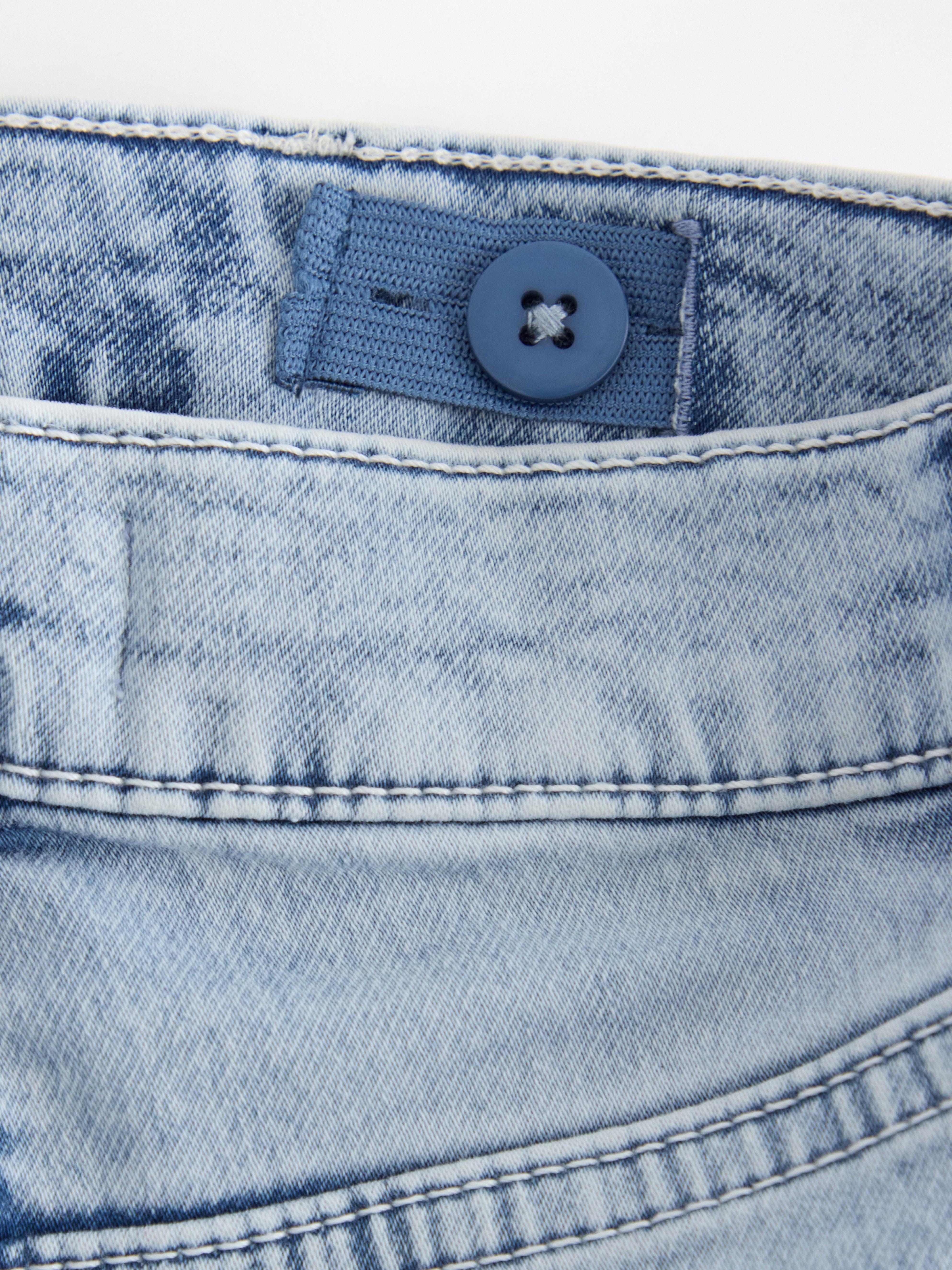 FREJA Jeans acampanados con bordados, mezclilla clara