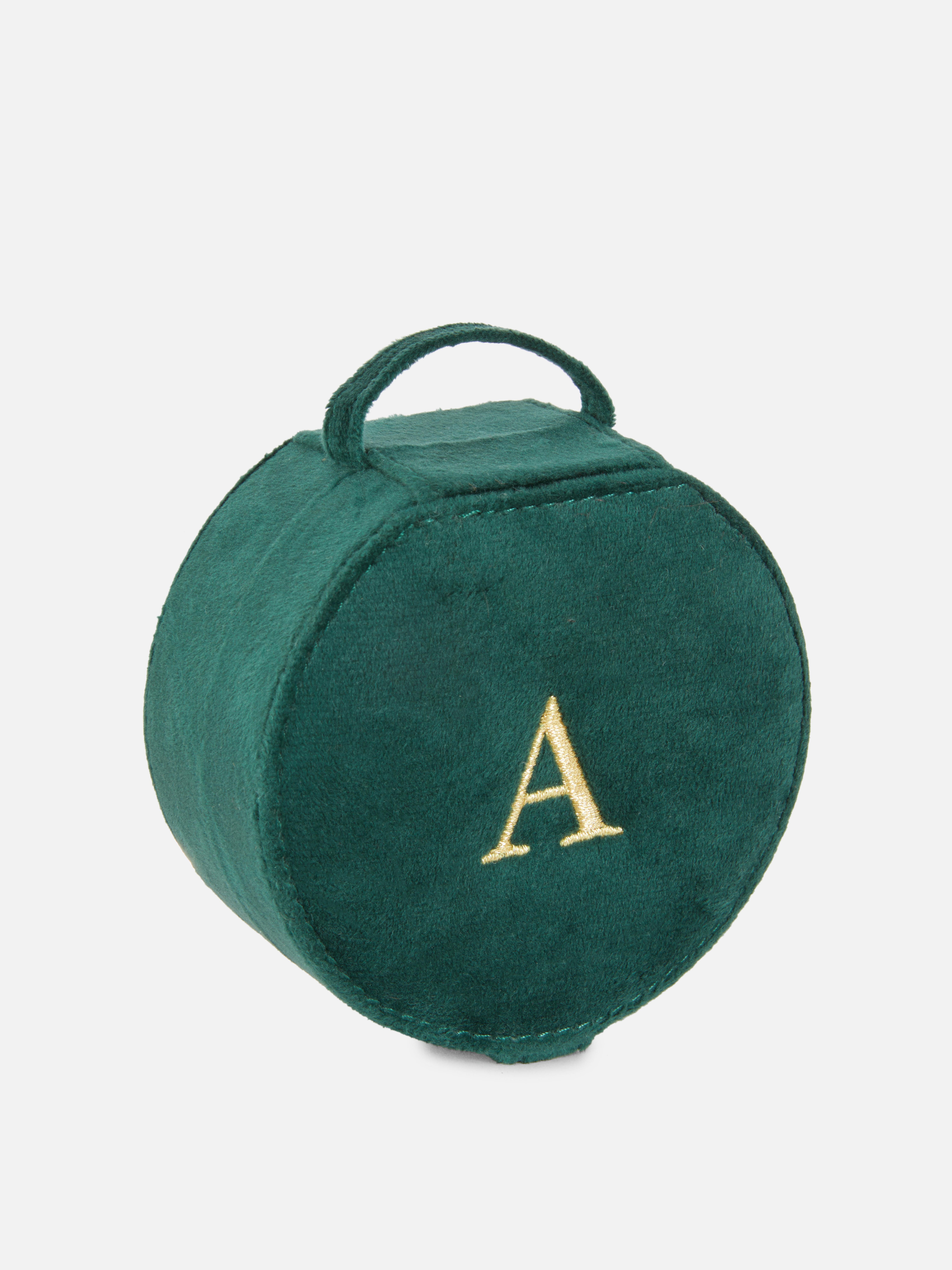 Boîte à bijoux en velours avec initiale. Boîte à bijoux en velours avec une poignée sur le dessus et une initiale brodée.