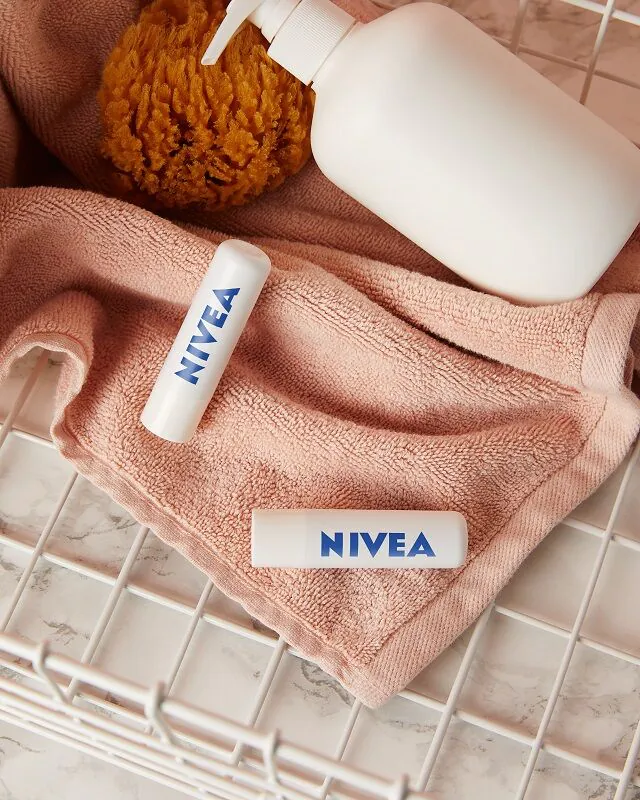 Nivea Soothe & Protect Pomadka do ust SPF15