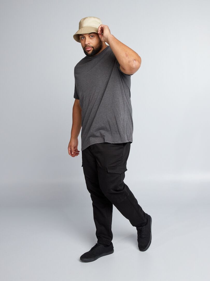 Calça chino com bolsos laterais - preta