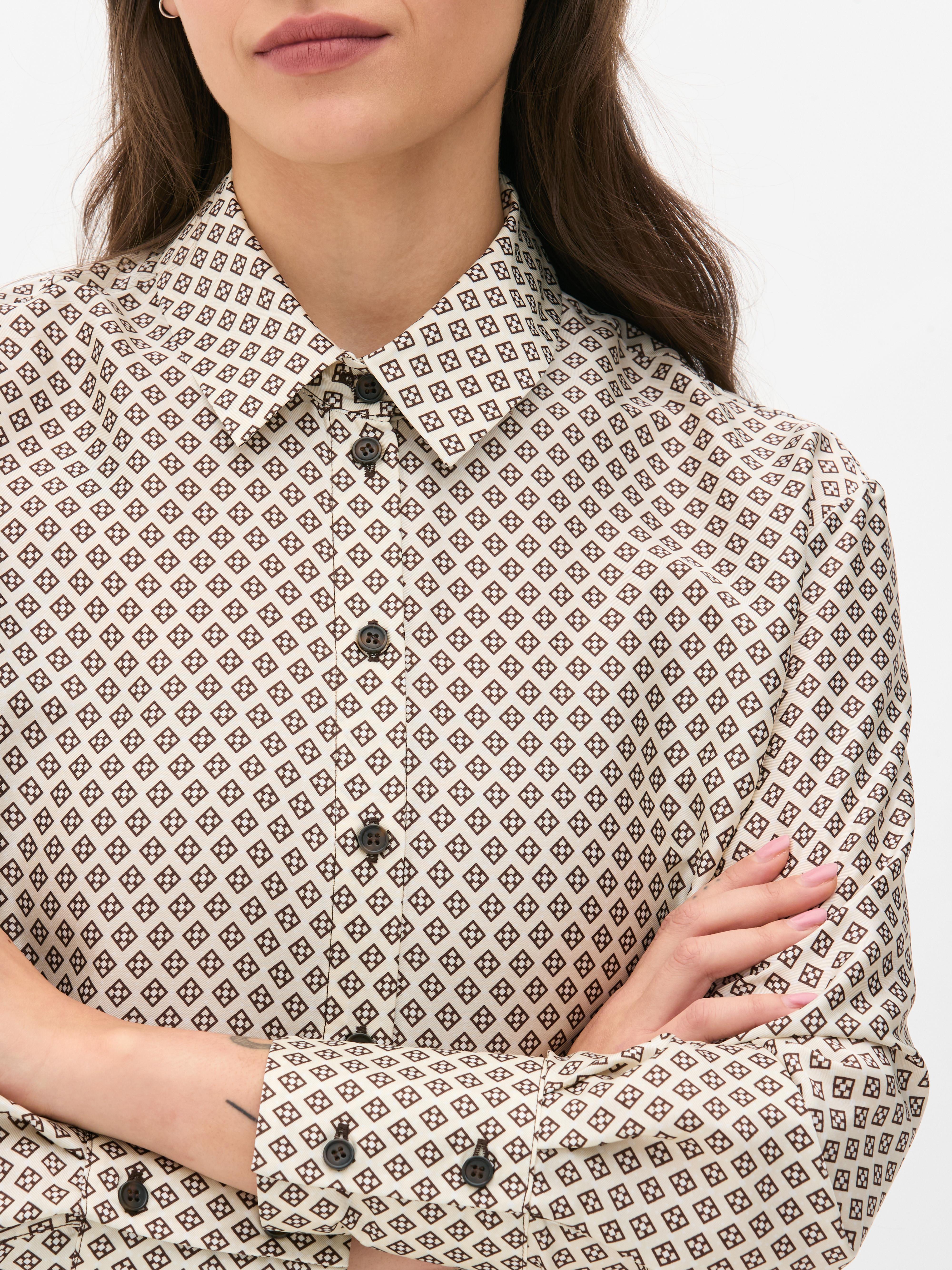 Matchend satijnen pyjamaoverhemd met print Bij dit satijnen overhemd met knoopsluiting hoort een bijpassende broek