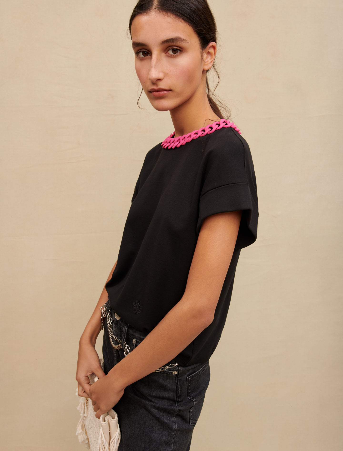 T-shirt met kettingdetail bij de hals - Zwart