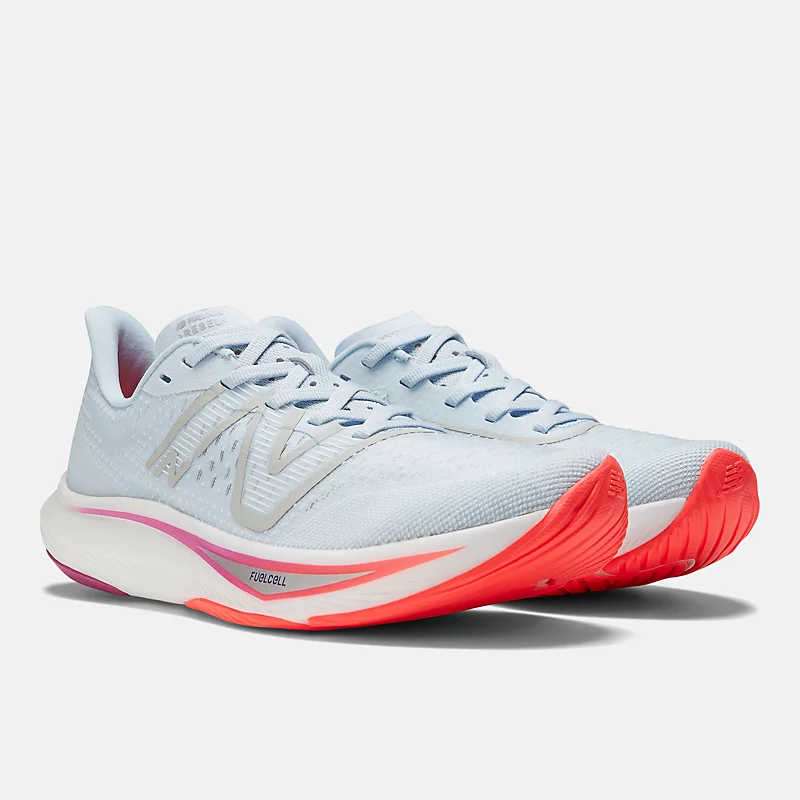 Tênis feminino FuelCell Rebel v3 - Starlight com detalhes em vermelho elétrico e magenta.