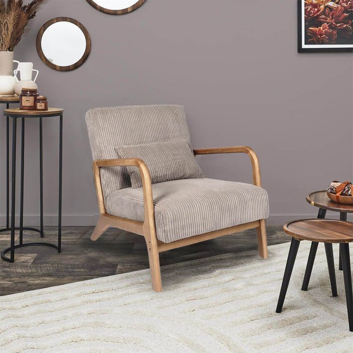 AMORY - Sillón de pana color topo con patas y reposabrazos de madera de caucho.