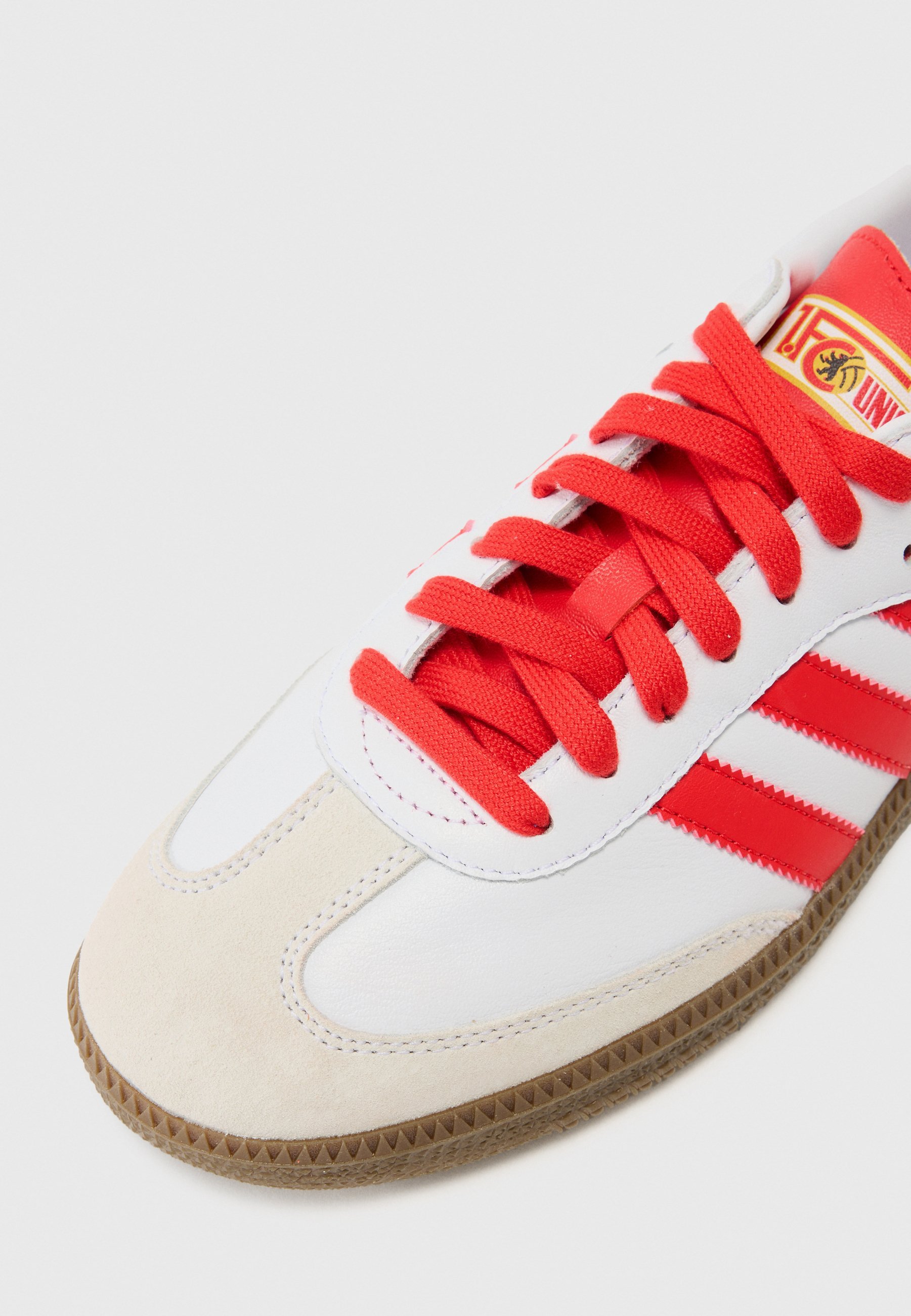 adidas Originals SAMBA LICENSED UNISEX - Zaalvoetbalschoenen - wit/felrood/rubber