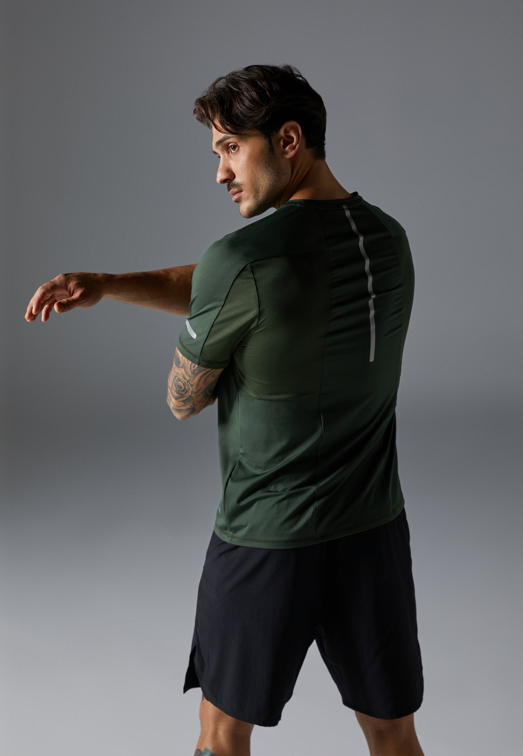 Pier One Sport sneldrogend T-shirt met korte mouwen en reflecterende strip - Sport T-shirt - donkergroen