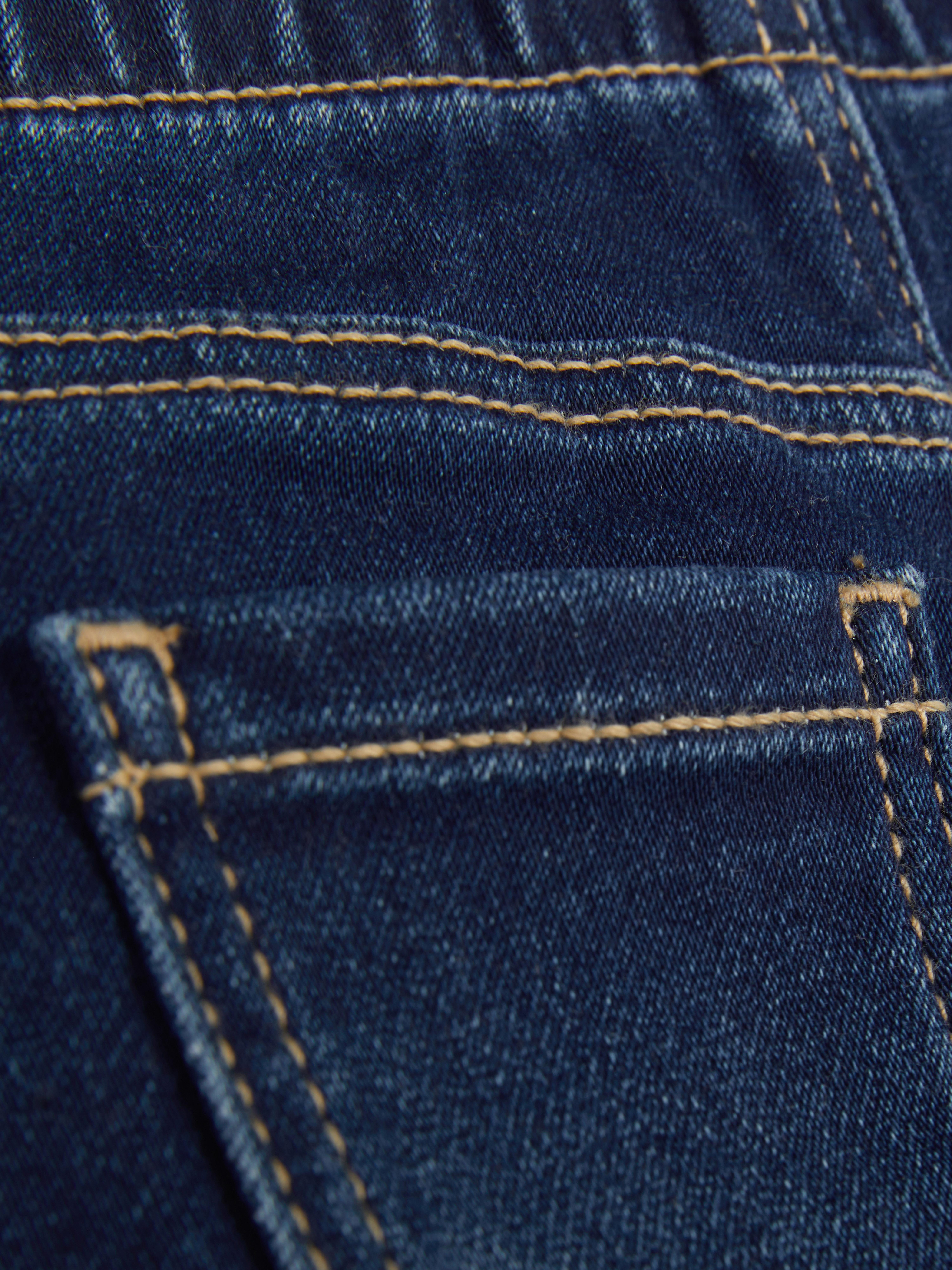 Jeggings din denim, model pull-on. Colanți din denim cu talie elastică, detalii la buzunare și cusături contrastante.