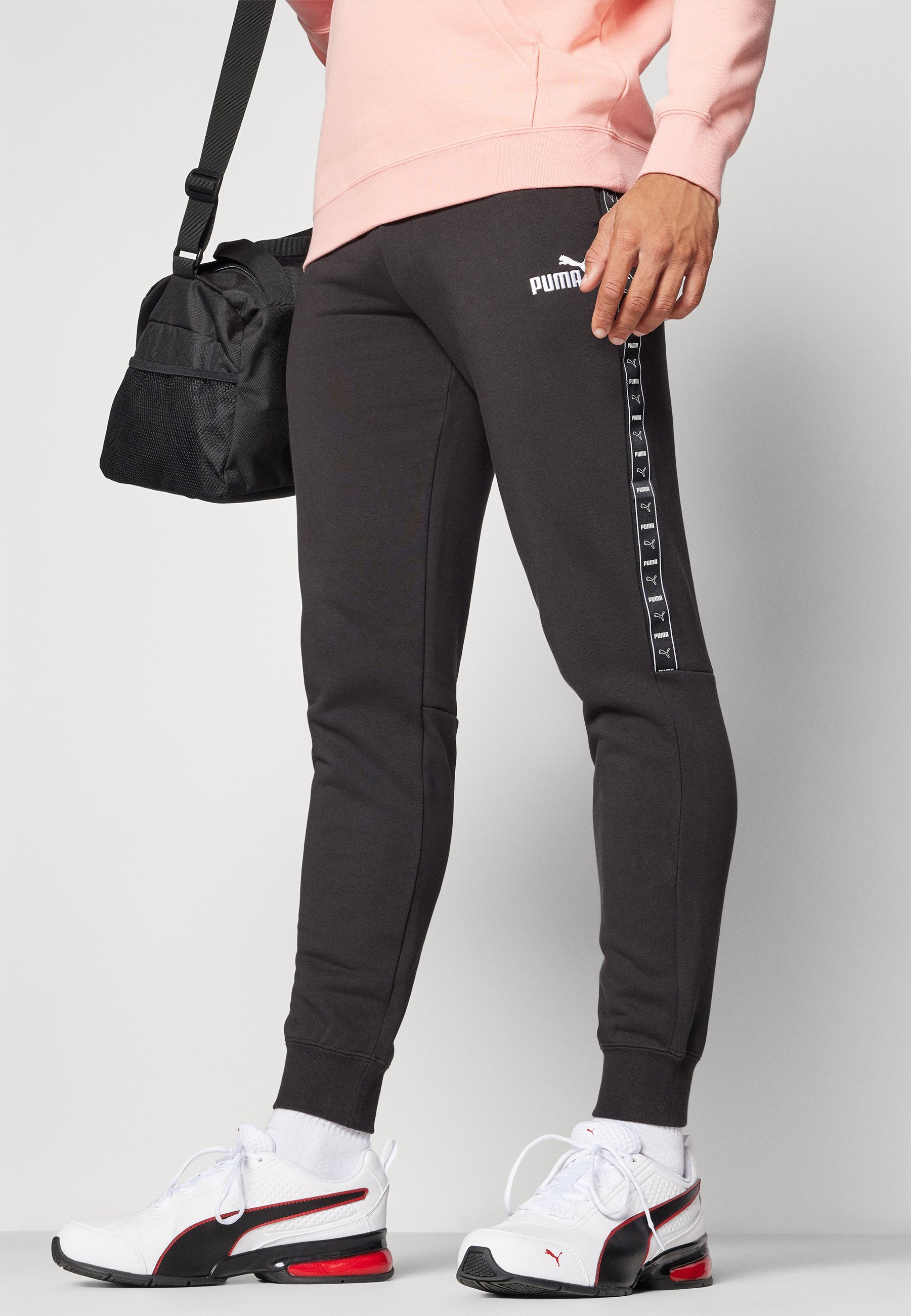 Pantaloni della tuta Puma TAPE - neri