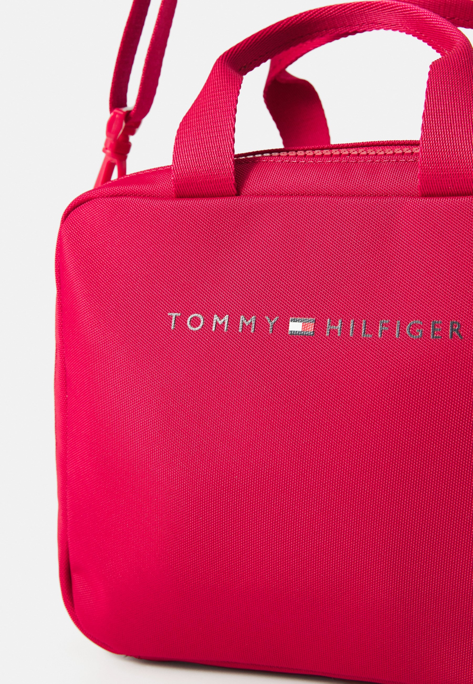 Tommy Hilfiger ESSENTIAL LUNCH BAG UNISEX - Handtasche - Rubin-Rhabarber