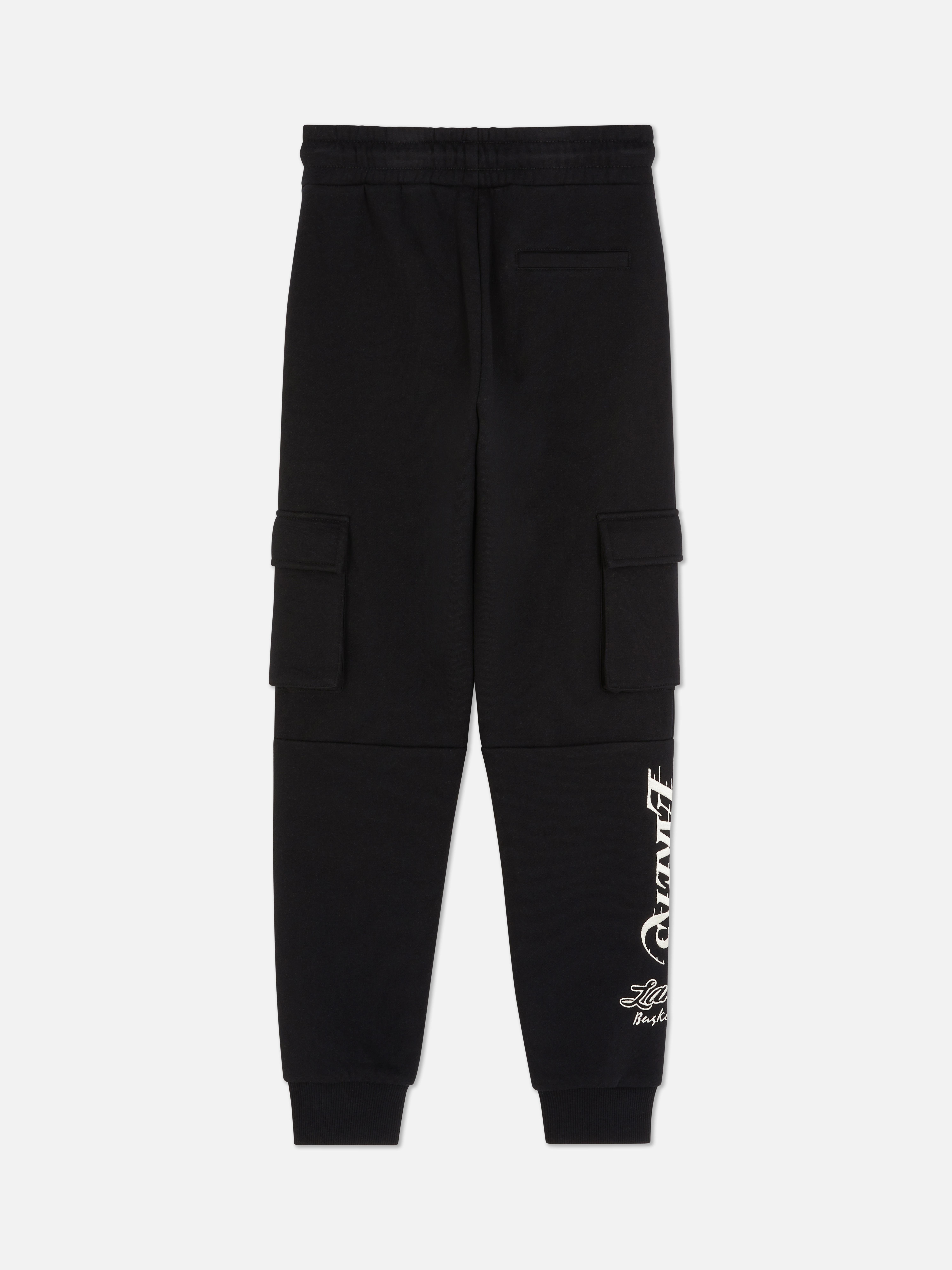 Pantaloni de trening cargo asortați cu echipa NBA Los Angeles Lakers. Acești pantaloni de trening cargo cu manșete la gleznă au o bandă cu șnur în talie și logo-uri Lakers.