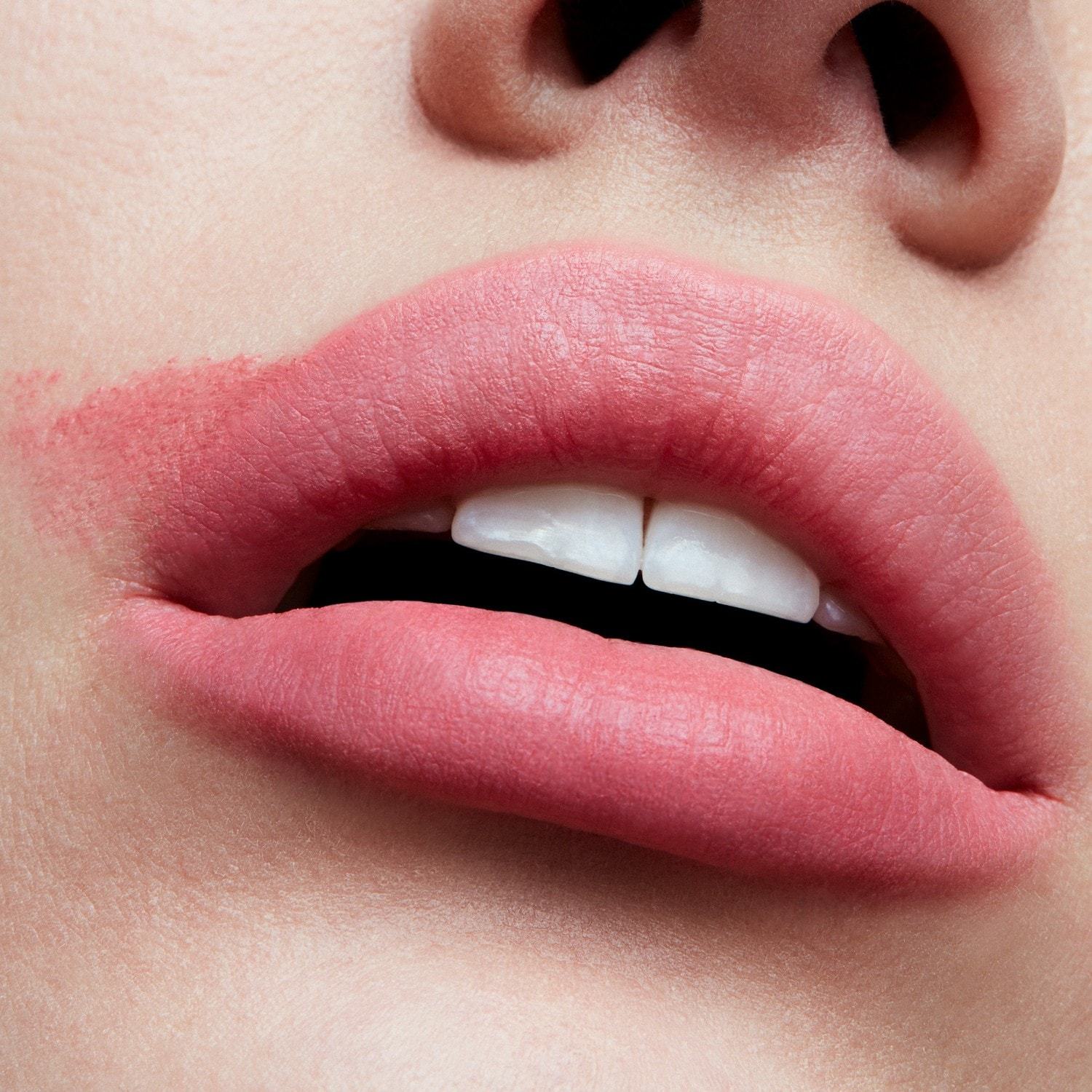 MAC Lippenstick Meet your matte poljub v prahu - 3 g