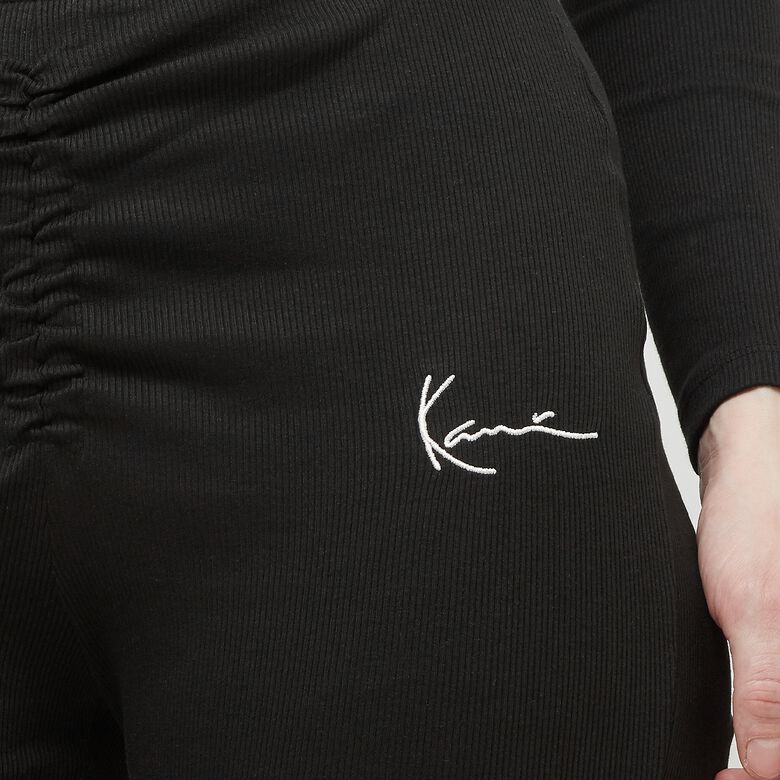 Calça legging flare com detalhe canelado e modelagem pequena.