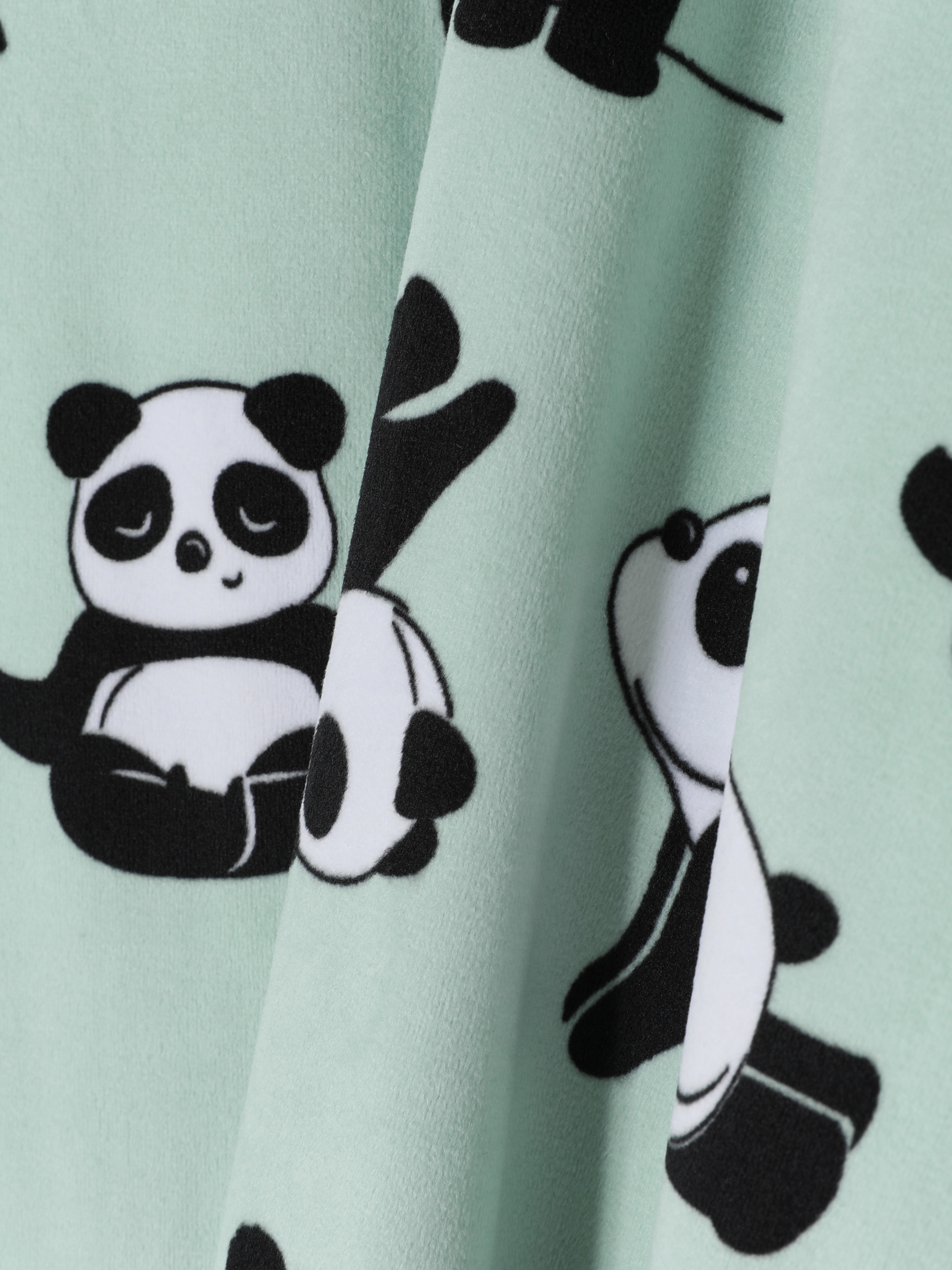 Langer Velourspyjama mit Panda-Print. Ein kuscheliger Pyjama mit langen Ärmeln, Bündchen an den Knöcheln und lässigem Charme.