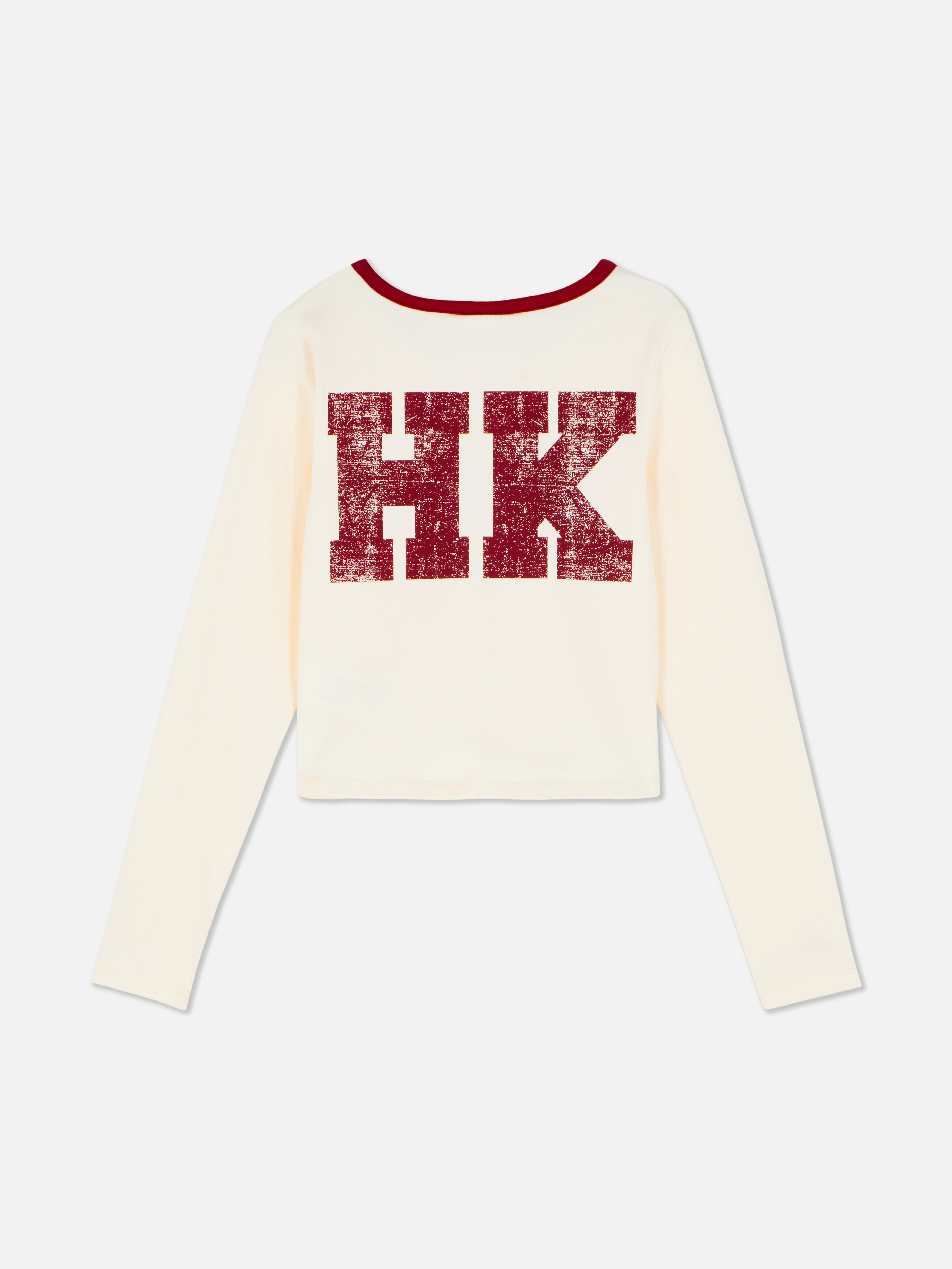 Langärmeliges T-Shirt mit Hello-Kitty-Aufdruck. Ein langärmeliges T-Shirt mit Abbildungen von Hello-Kitty-Figuren.