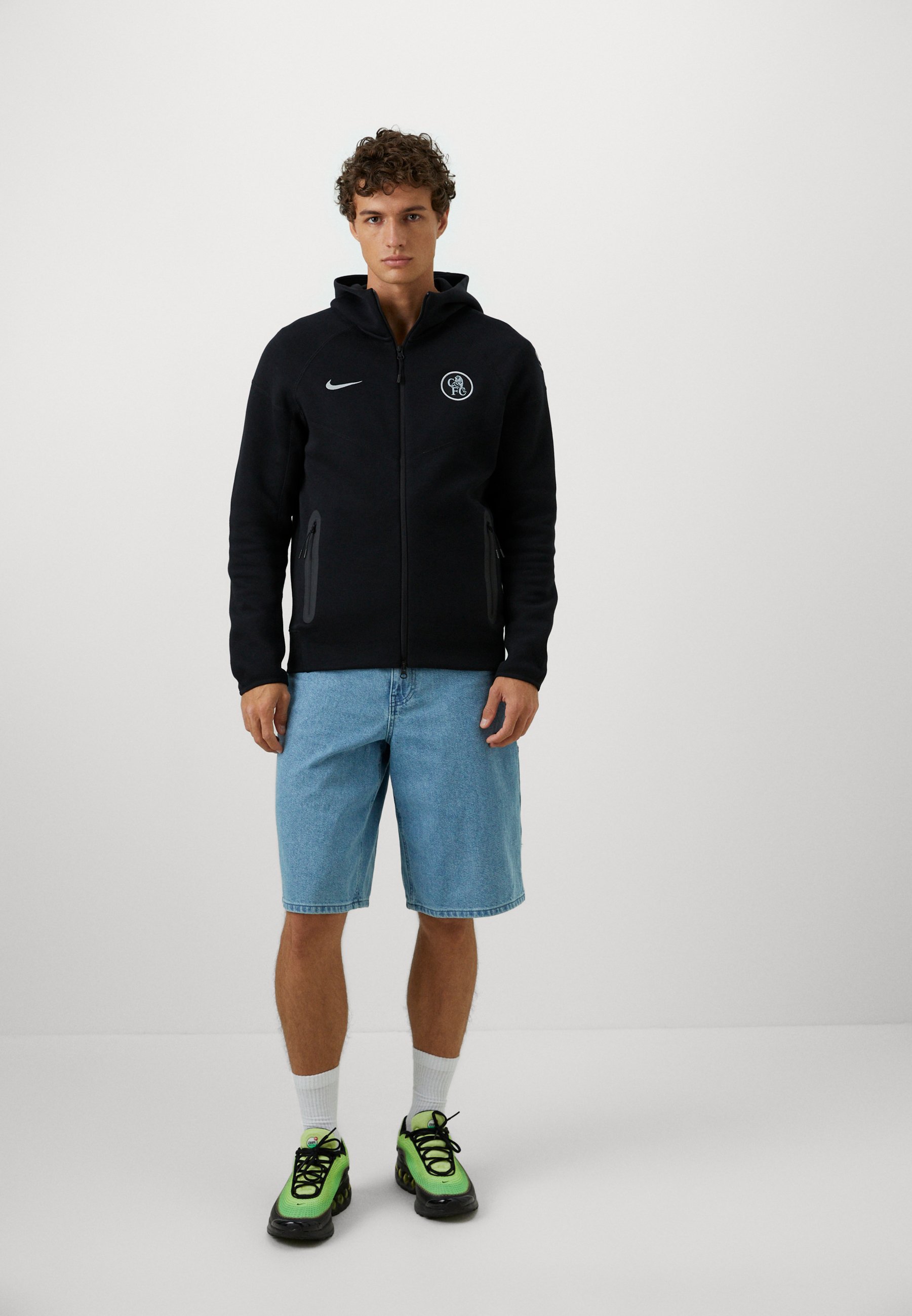 Nike Performance CHELSEA FC TECH WINDRUNNER - Abbigliamento da club - nero/argento campo
