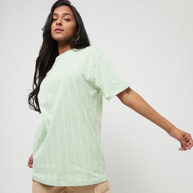 Camiseta extragrande de rayas finas con estampado distintivo.