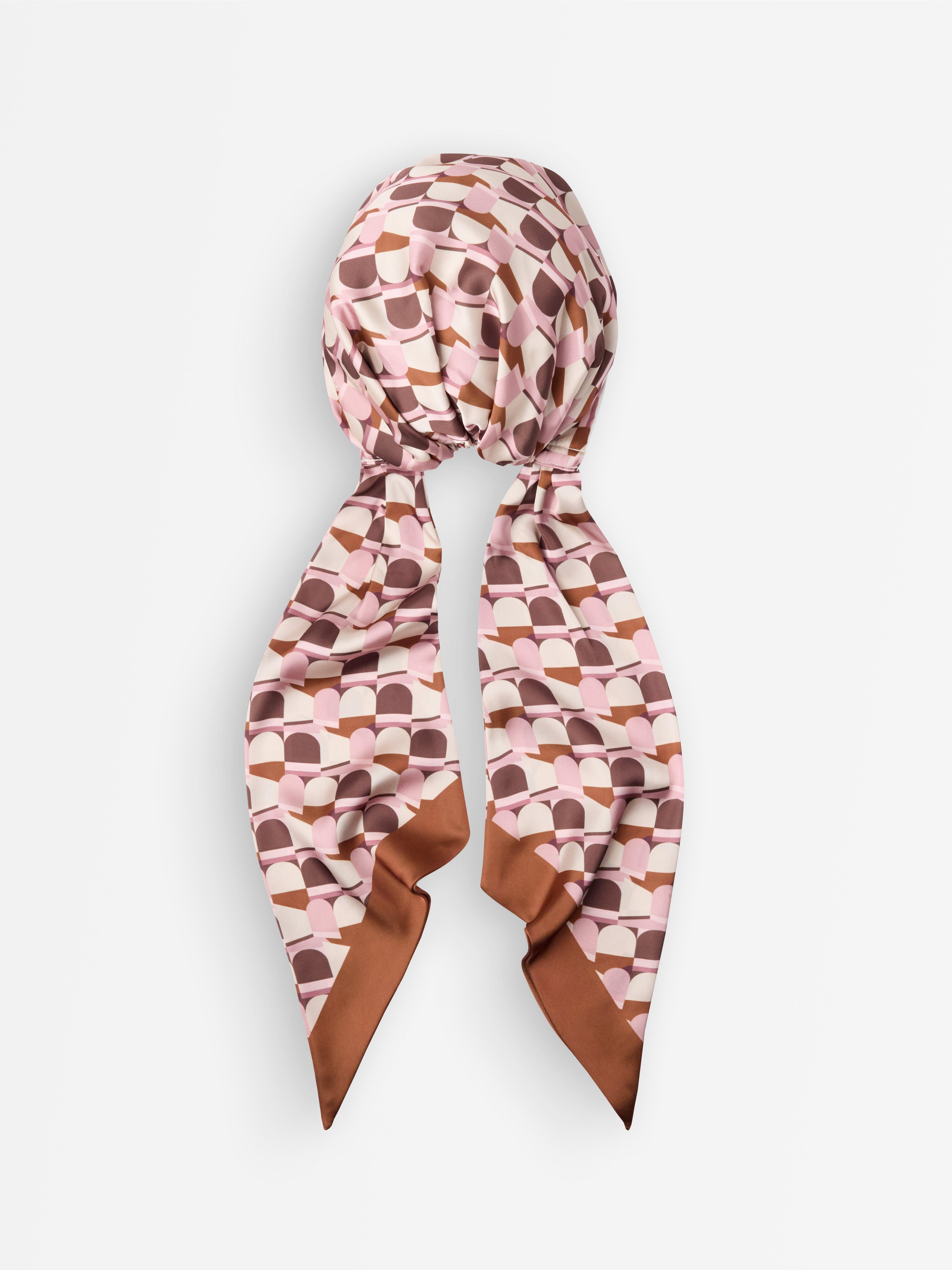 Foulard en satin rose poudré