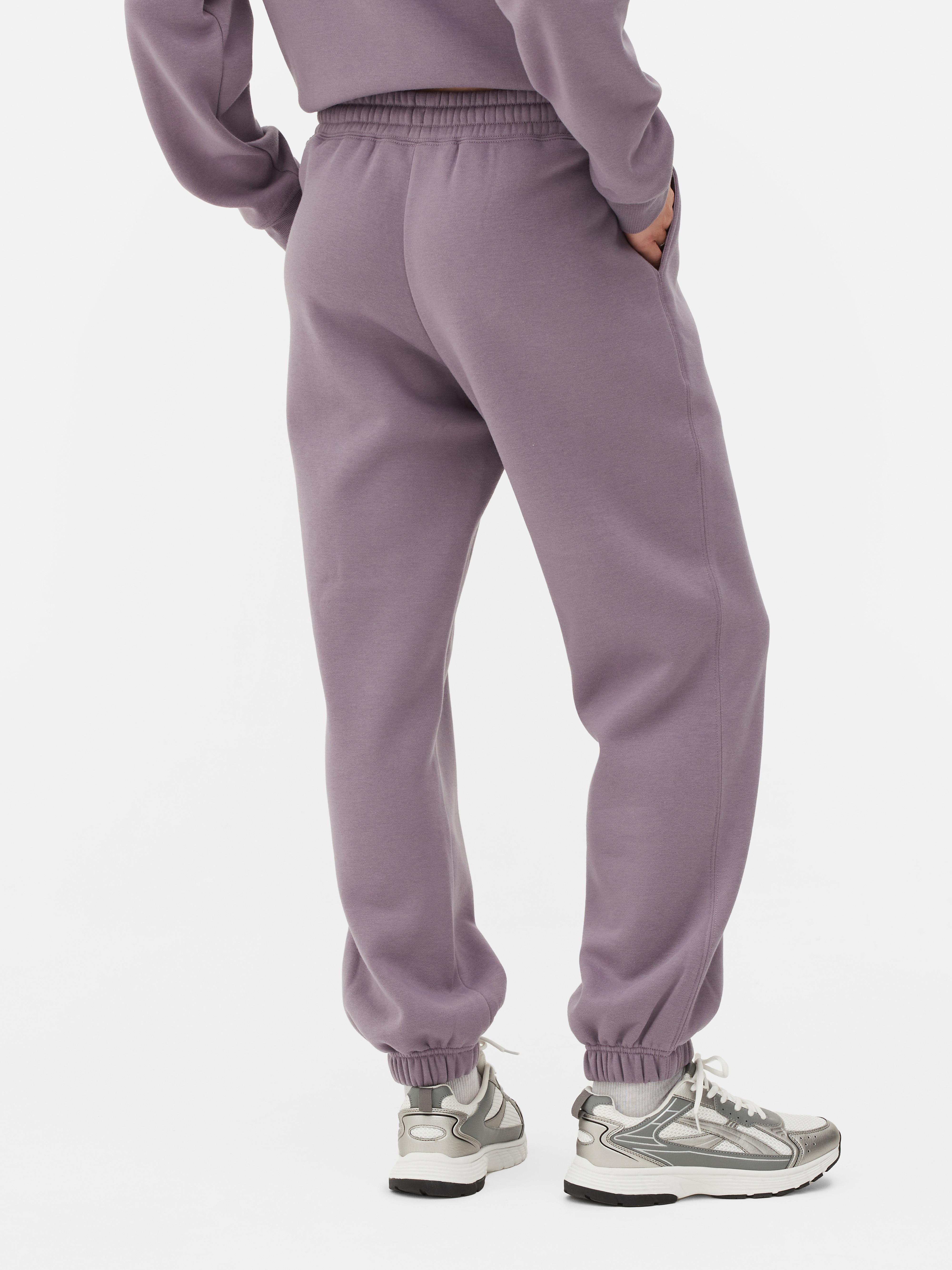 Matching printed sweatpants with drawstring Sweatpants with drawstring, ankle cuffs, side pockets, and a nice graphic detail