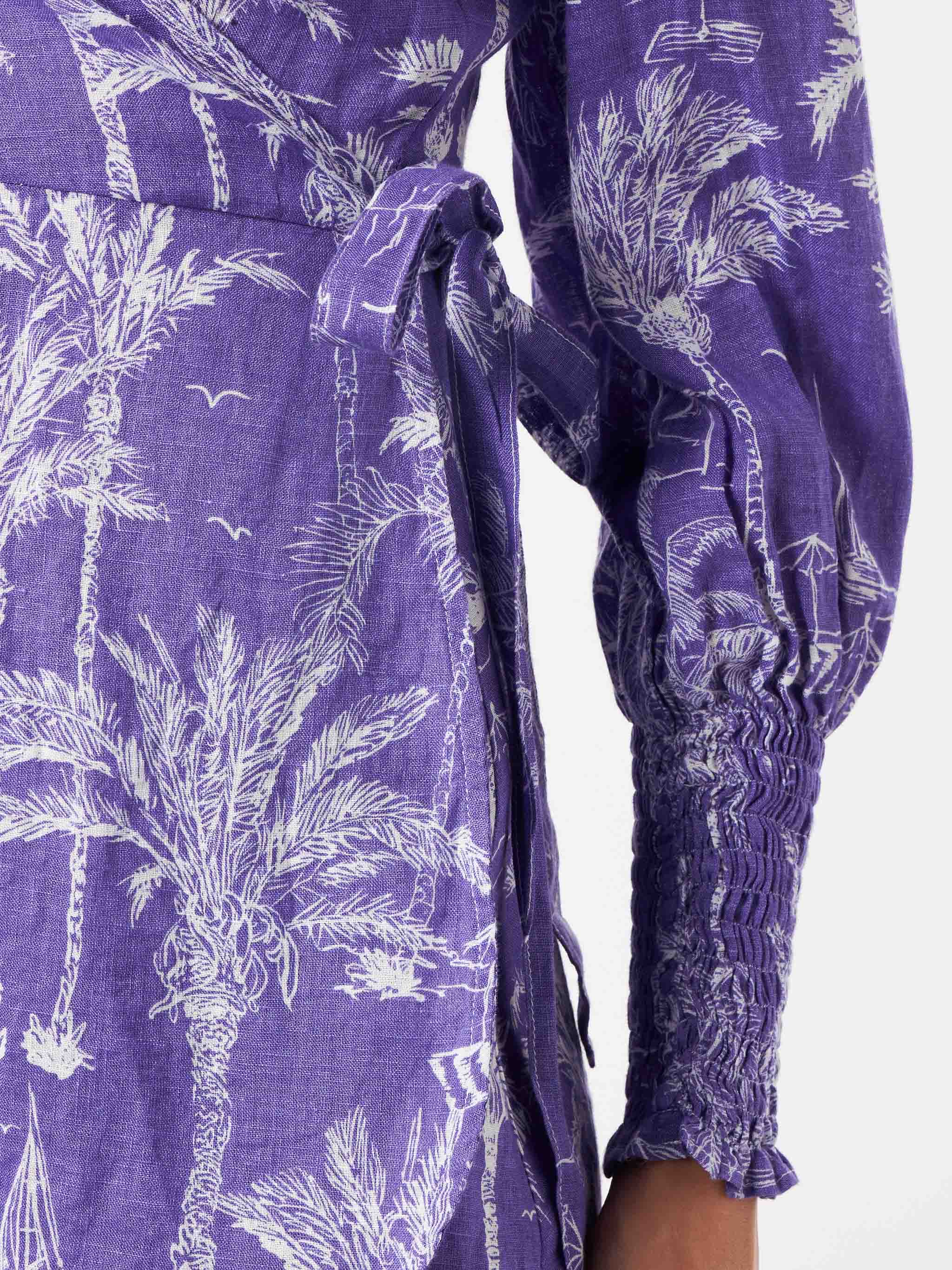 Korte jurk van glanzend linnen met toile de jouy-print.