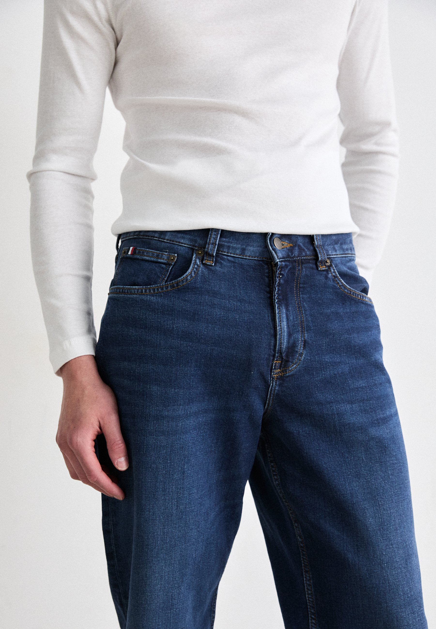 Tommy Hilfiger CORE HARLEM - Jean droit - bleu roi