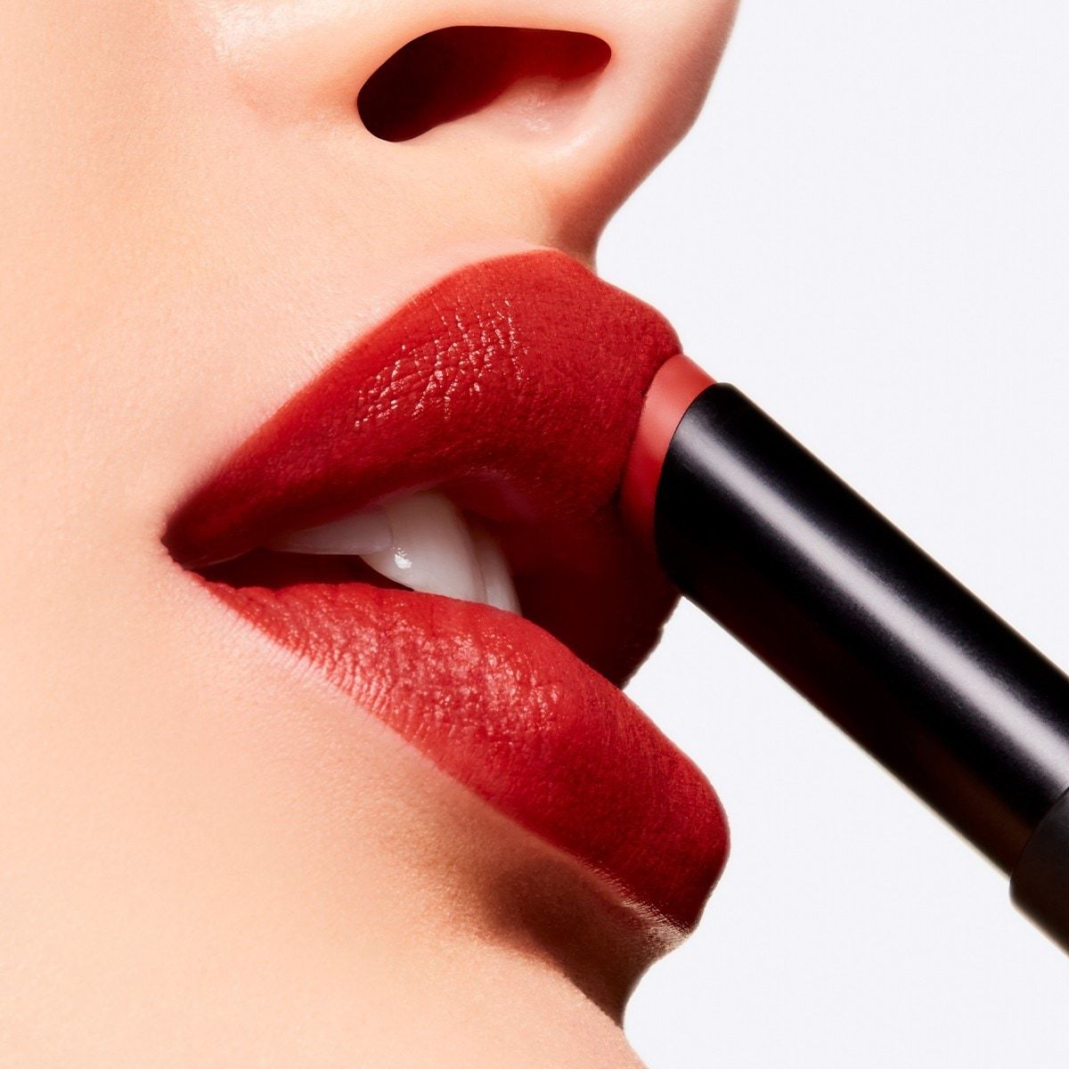 MAC ruž za usne u prahu Kiss Velvet Blur Slim Stick - 2 g